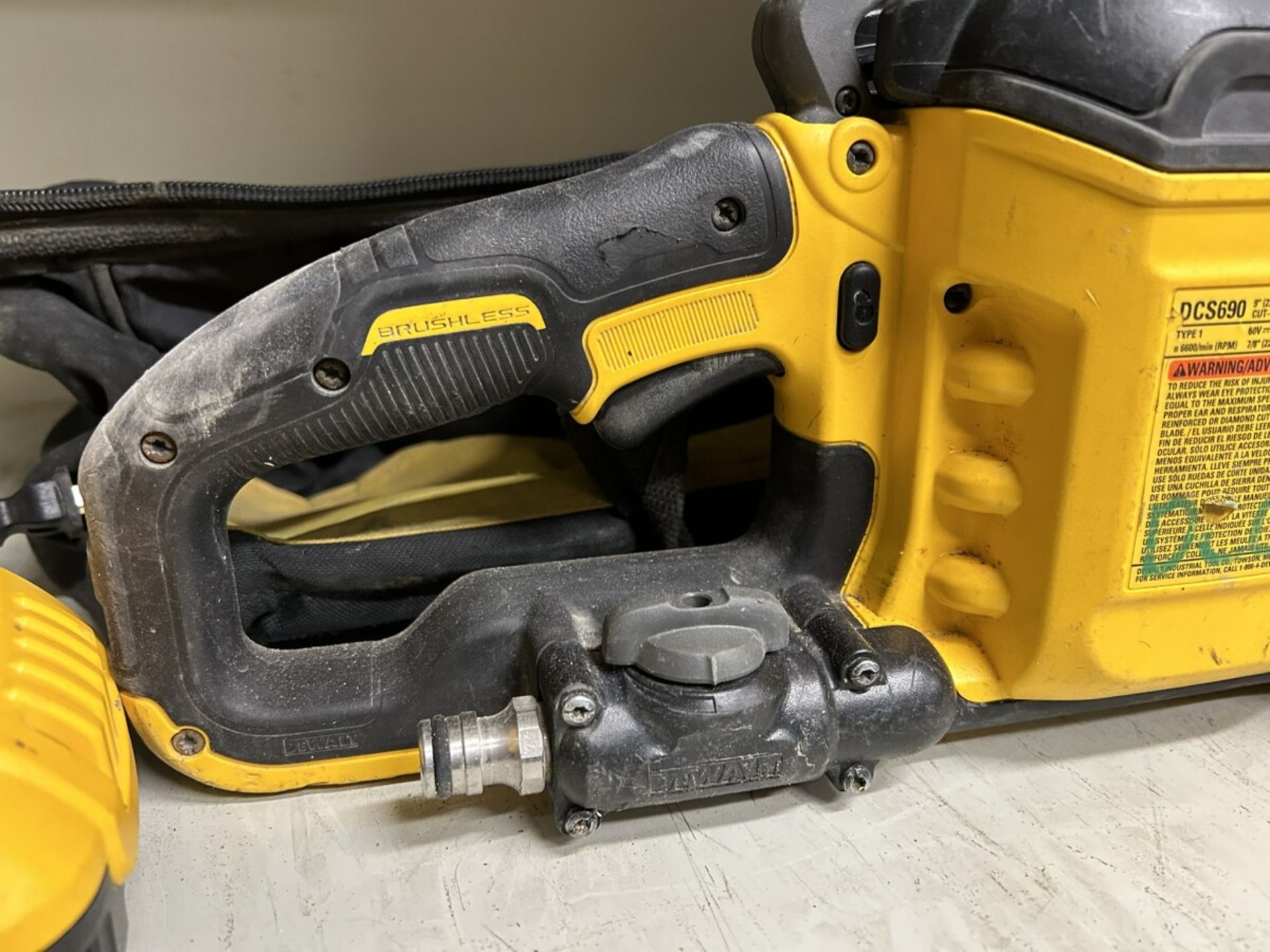 DEWALT CORDLESS 9" DEMOLITION SAW W/ 9.0AH BATTERY, CHARGER AND ASSORTED CUT OFF DISCS - Image 6 of 8