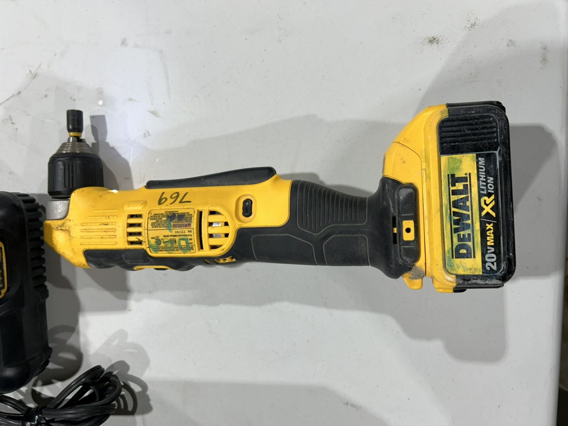 DEWALT CORDLESS RIGHT ANGLE DRILL W/ BATTERY AND CHARGER - Image 3 of 7