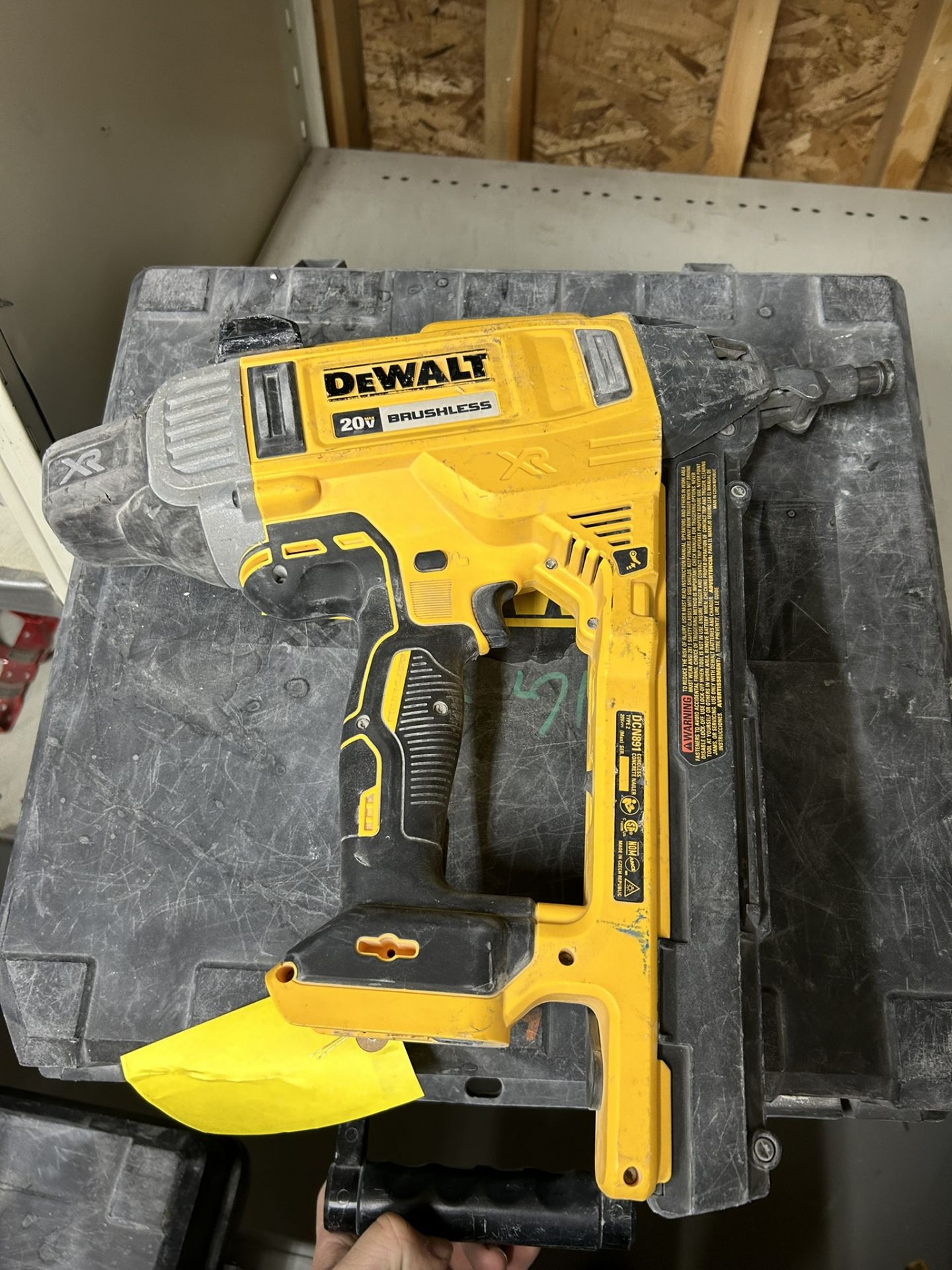 DEWALT DCN891 CORDLESS CONCRETE NAILER - Image 6 of 8