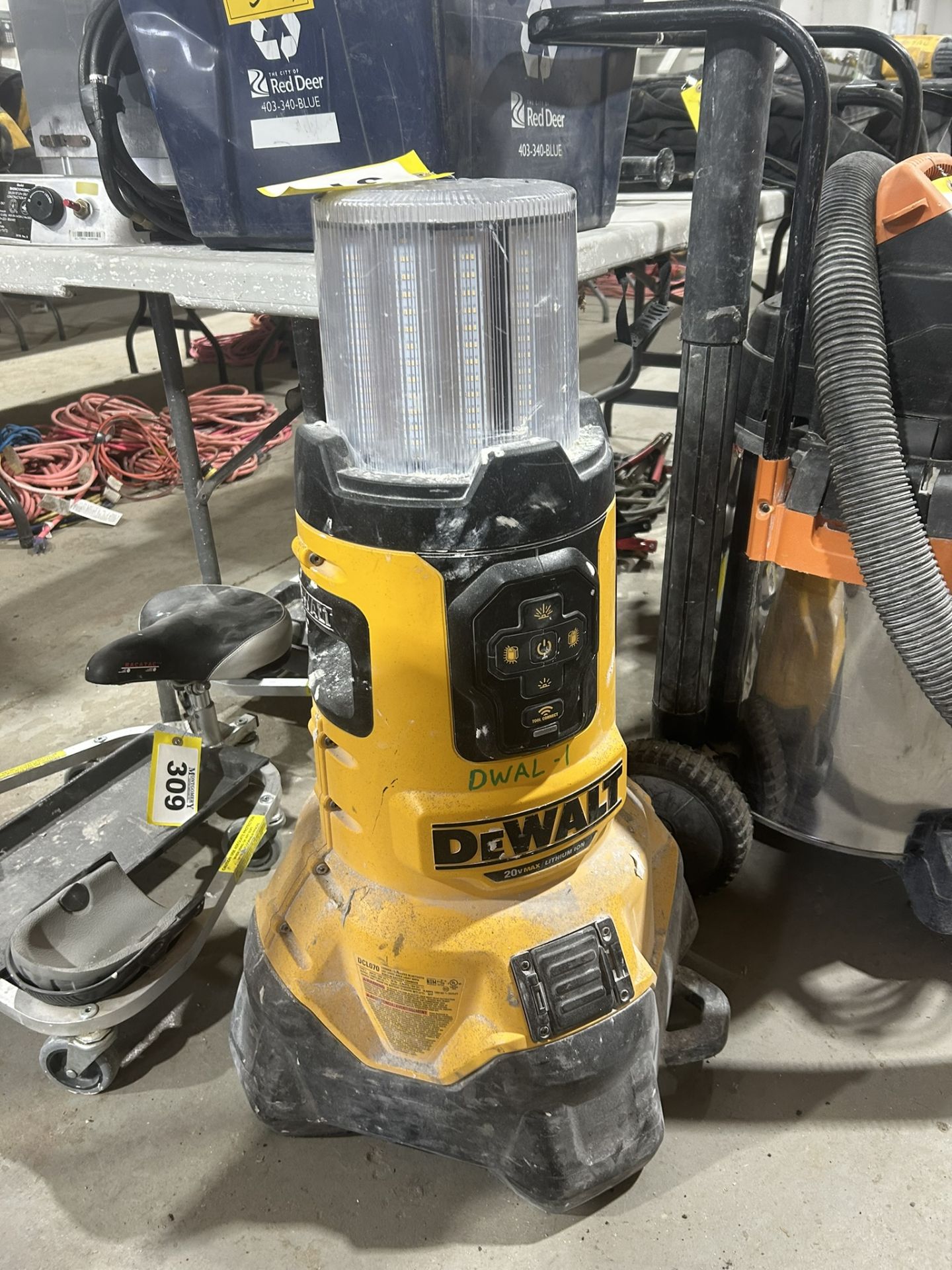 DEWALT DCL070 ELEC./CORDLESS BLUETOOTH LARGE AREA LED LIGHT W/ BUILT IN BATTERY CHARGER