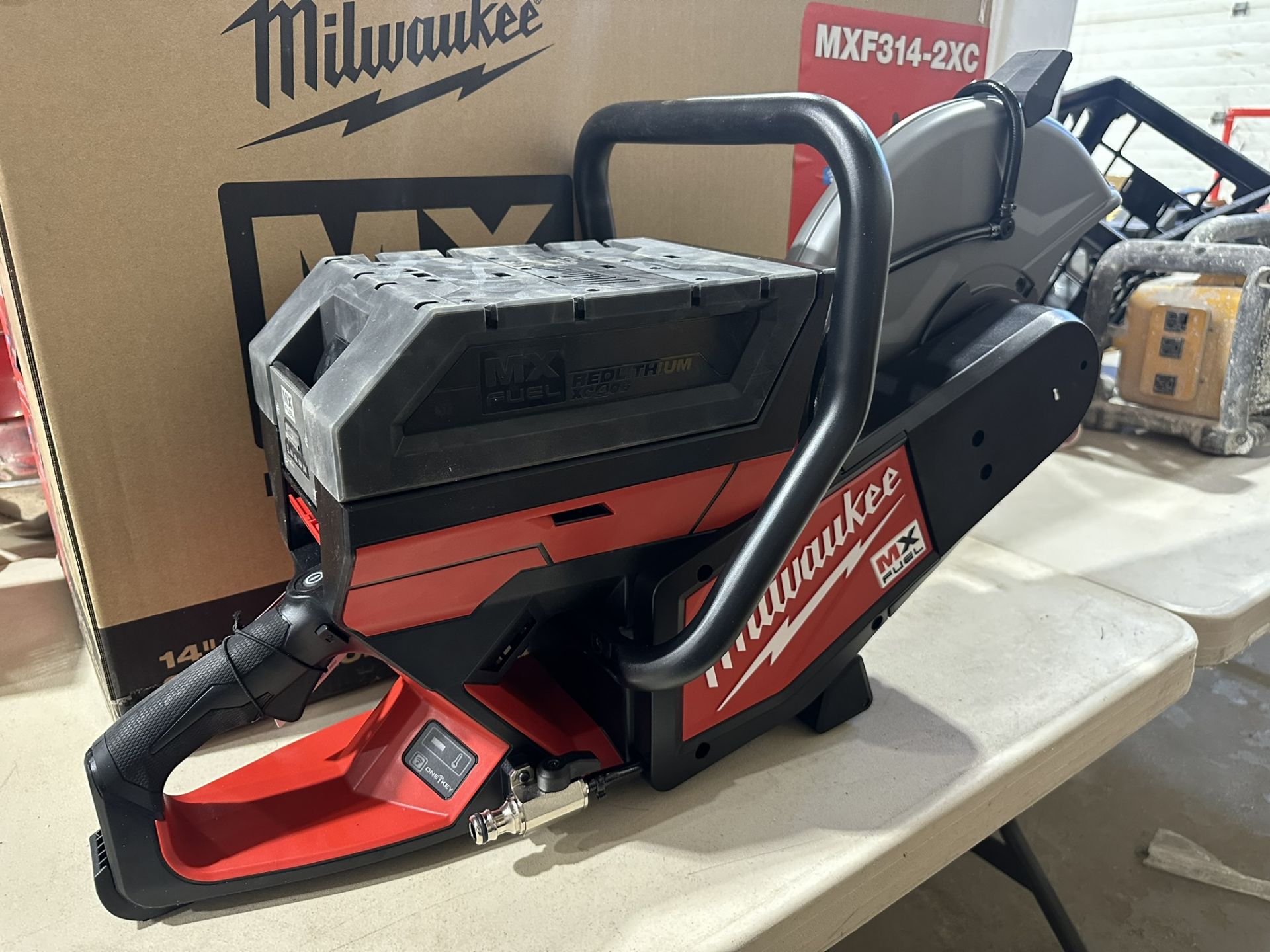 MILWAUKEE MXF314-2XC CORDLESS 14" DEMOLITION SAW W/ 2 XC406 BATTERIES AND CHARGER (NEW IN BOX) - Image 5 of 8