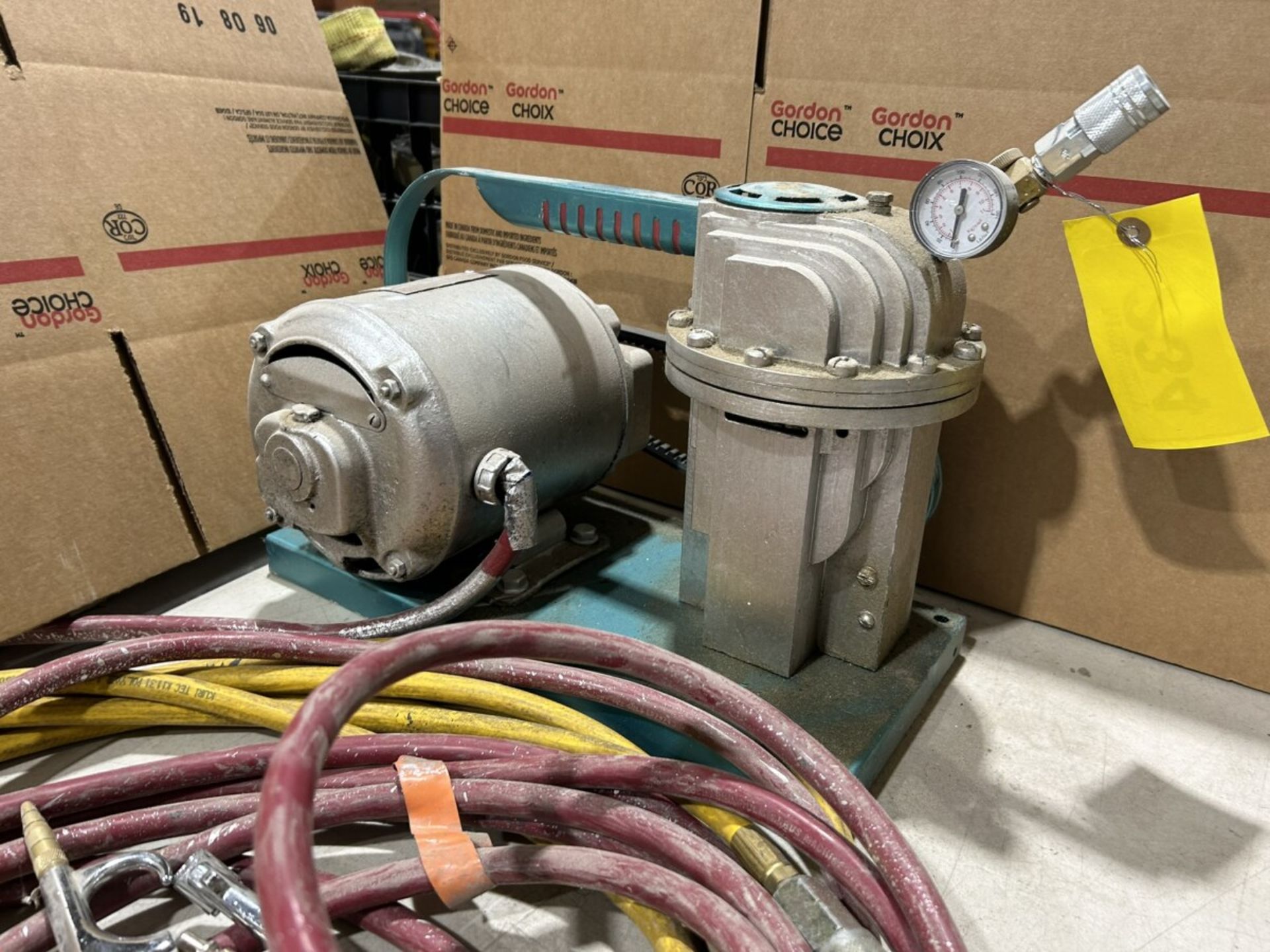 SPEEDY AIR COMPRESSOR W/ HOSE AND ASSORTED FITTINGS - Image 2 of 8