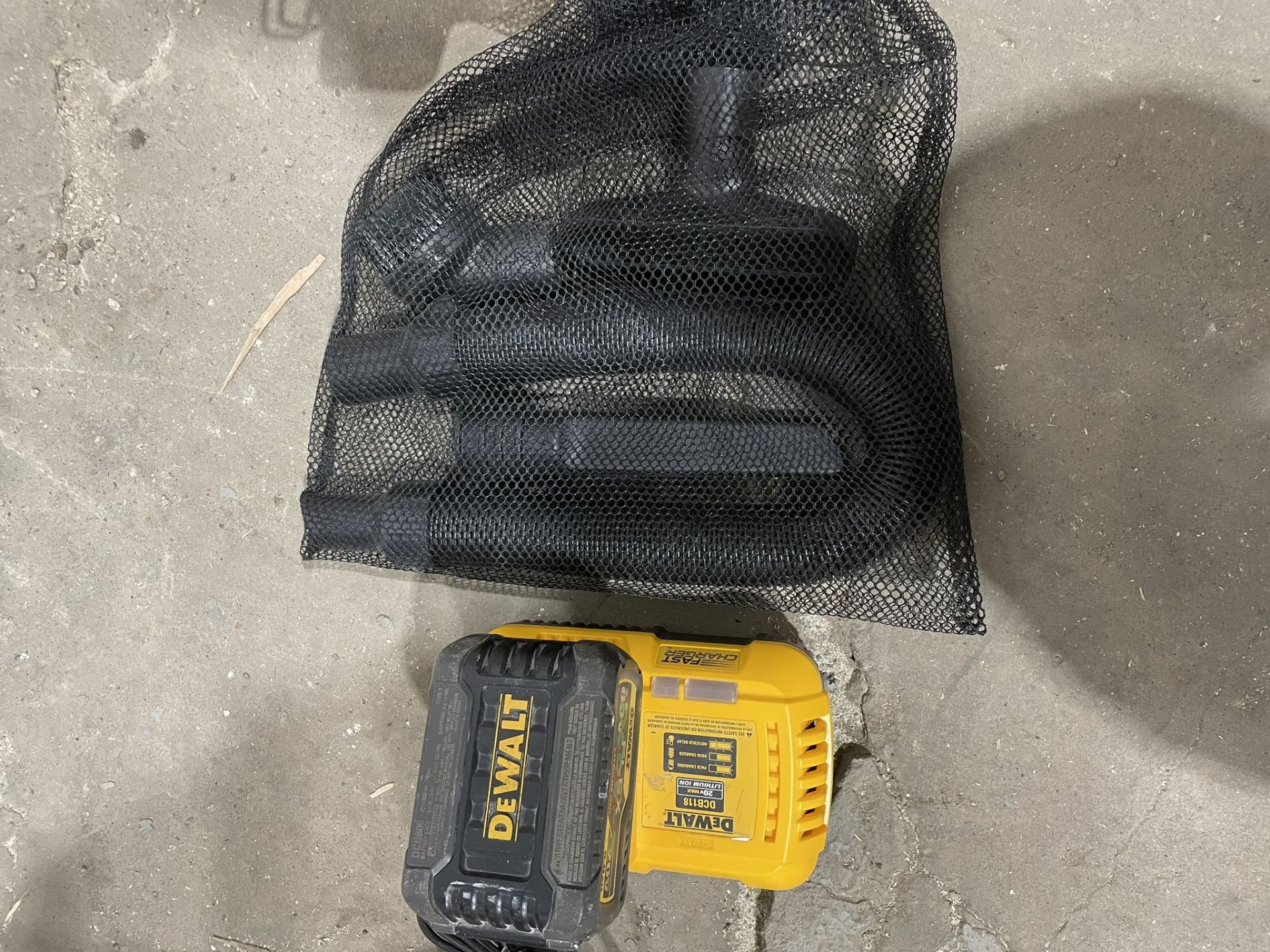 DEWALT CORDLESS HANDHELD VACUUM W/ BATTERY AND CHARGER - Image 4 of 4