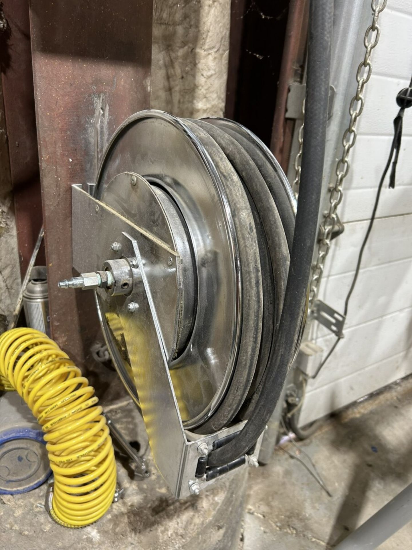 RETRACTABLE AIR HOSE REEL