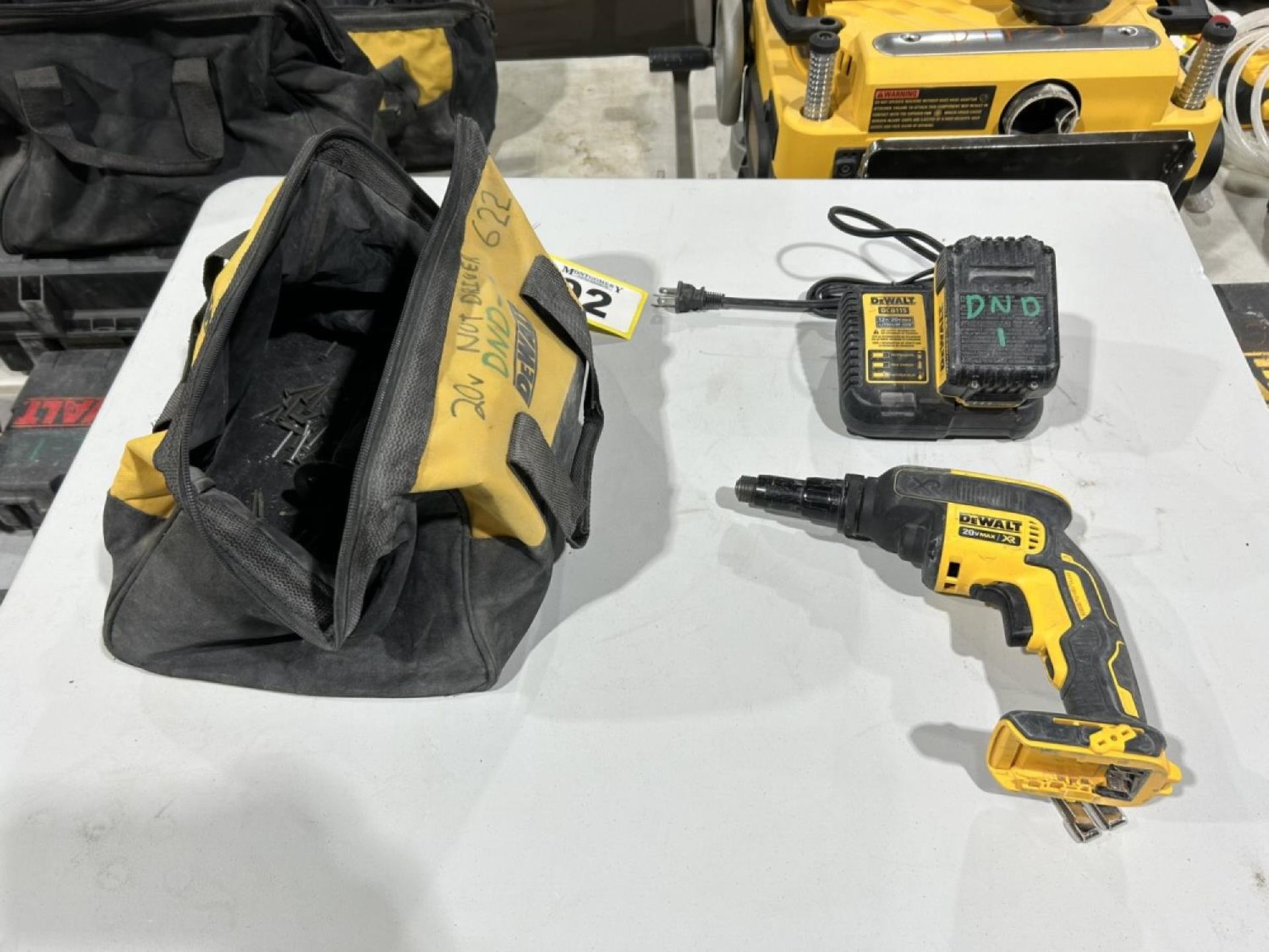 DEWALT CORDLESS SCREW GUN W/ BATTERY AND CHARGER