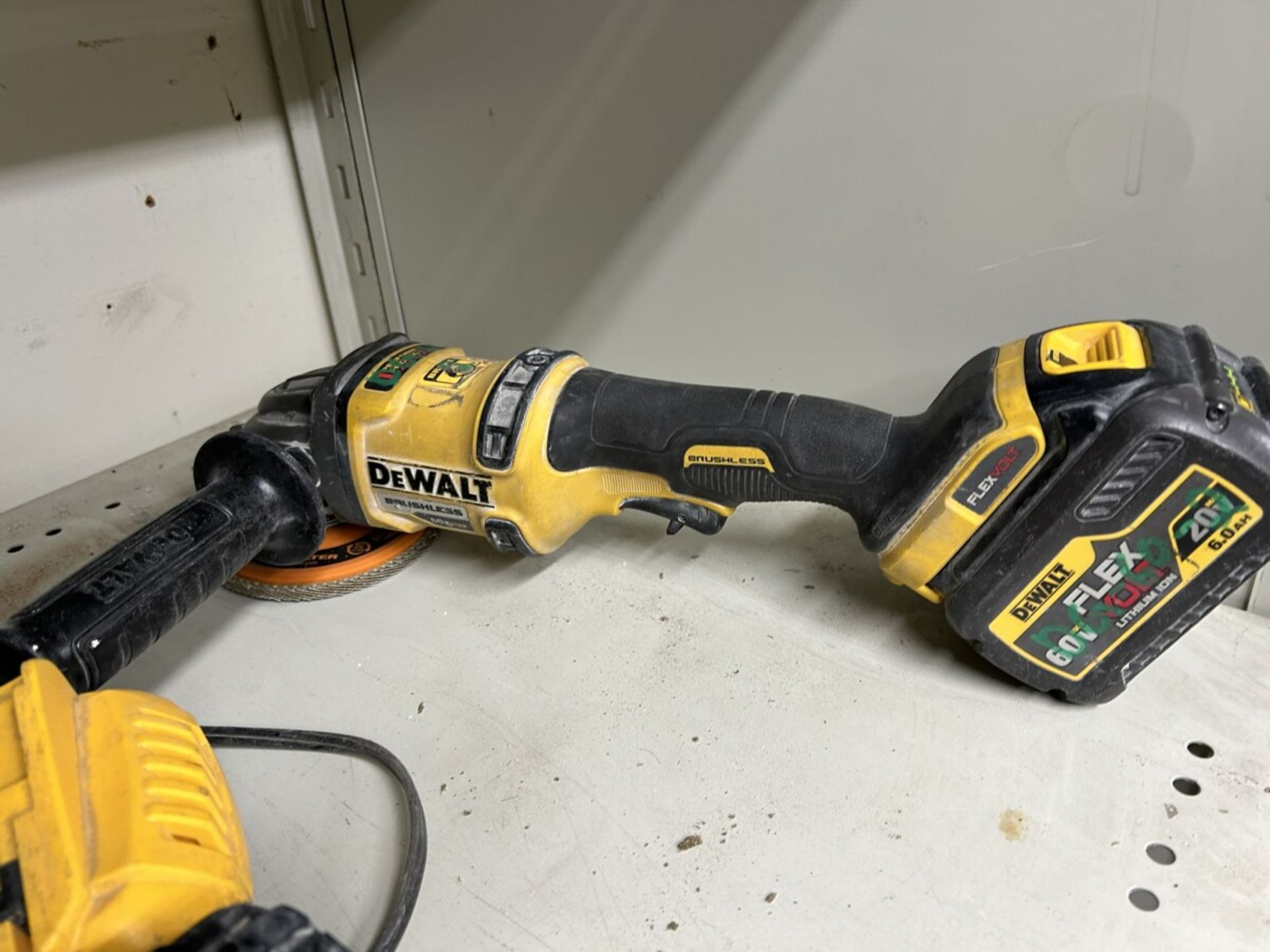 DEWALT 60V CORDLESS 4.5" ANGLE GRINDER W/ 2 6.0AH BATTERIES AND CHARGER - Image 4 of 5