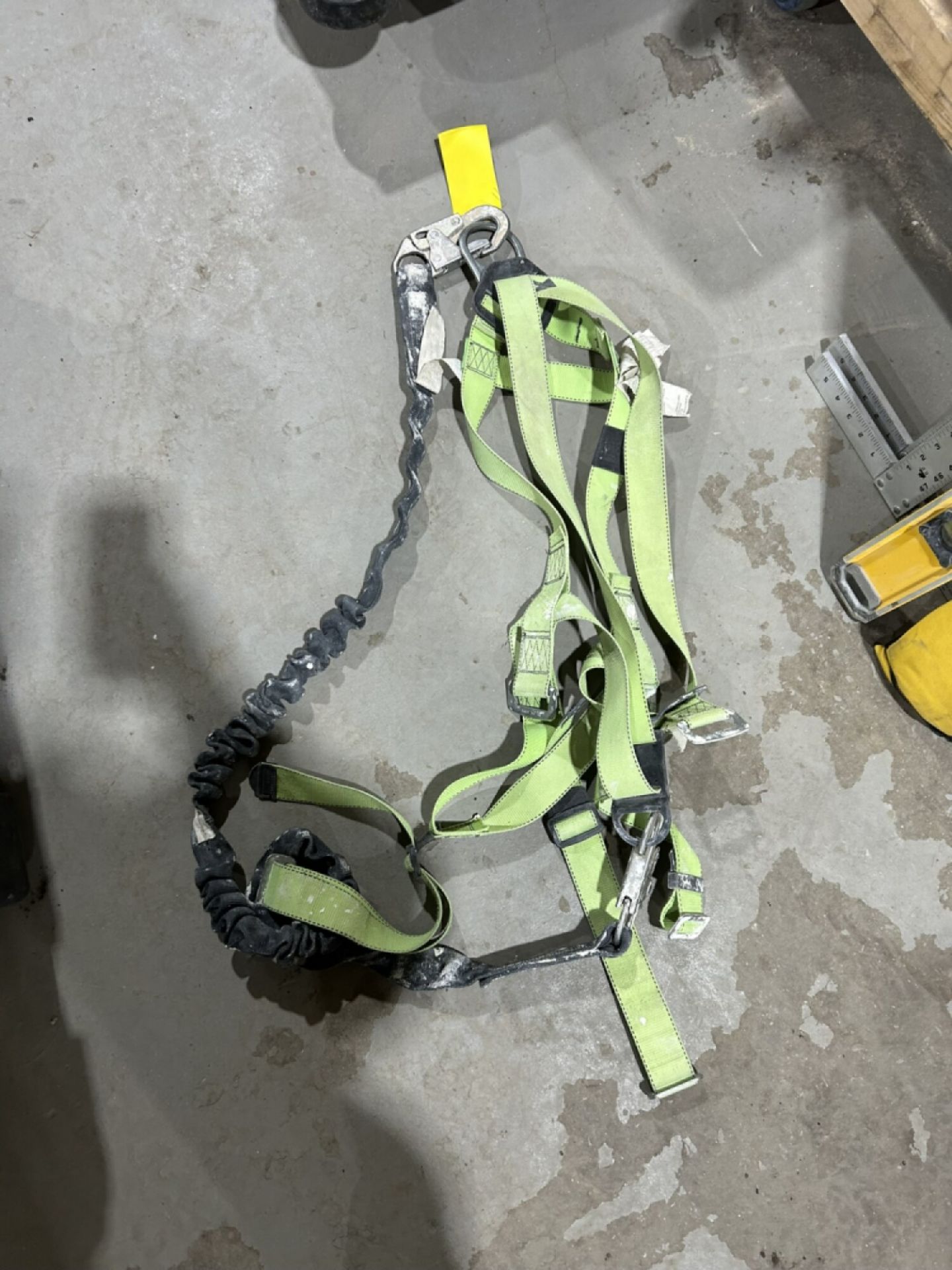 FALL RESTRAINT HARNESS AND LANYARD, TOOL BELT, KNEE PADS, ETC. - Image 2 of 6