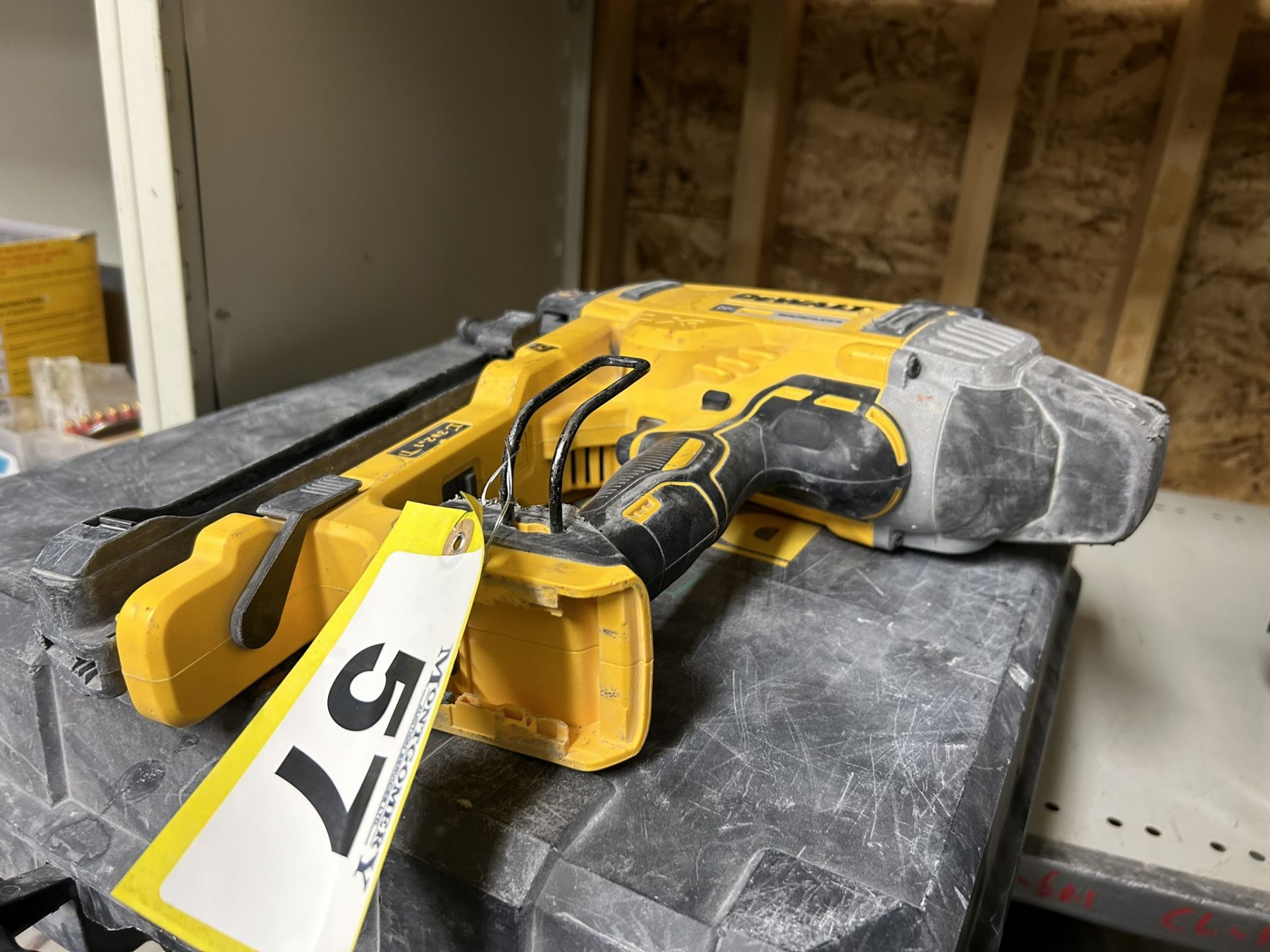 DEWALT DCN891 CORDLESS CONCRETE NAILER - Image 3 of 8