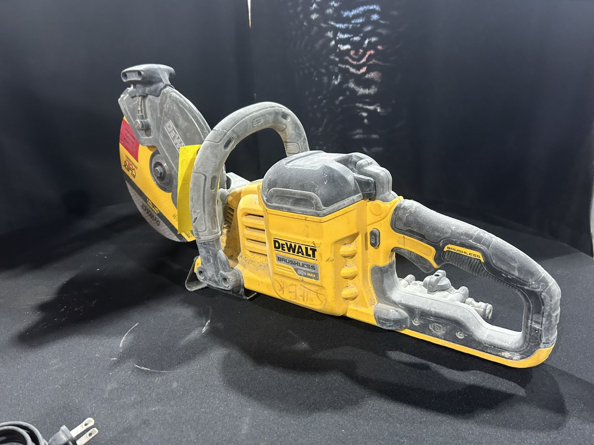 DEWALT CORDLESS 9" DEMOLITION SAW W/ 6.0AH BATTERY AND CHARGER - Image 5 of 6