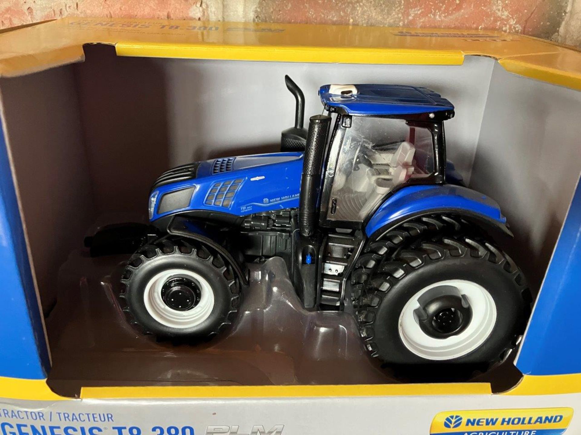 TOMY NEW HOLLAND GENESIS T8.380 DIE- CAST REPLICA TOY TRACTOR - Image 2 of 3