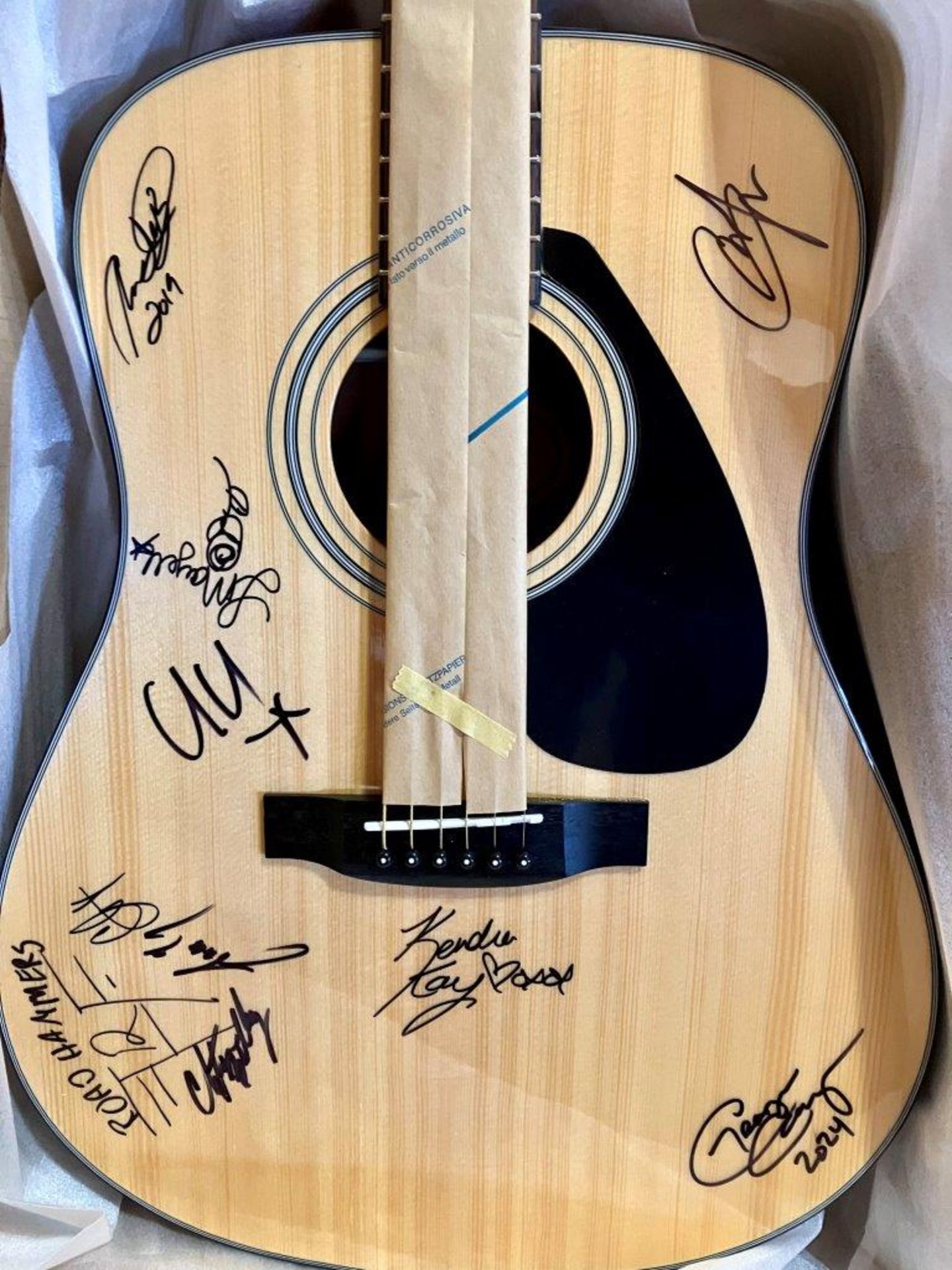 YAHAMA ACOUSTIC GUITAR SIGNED BY COUNTRY MUSICIANS - Image 2 of 5