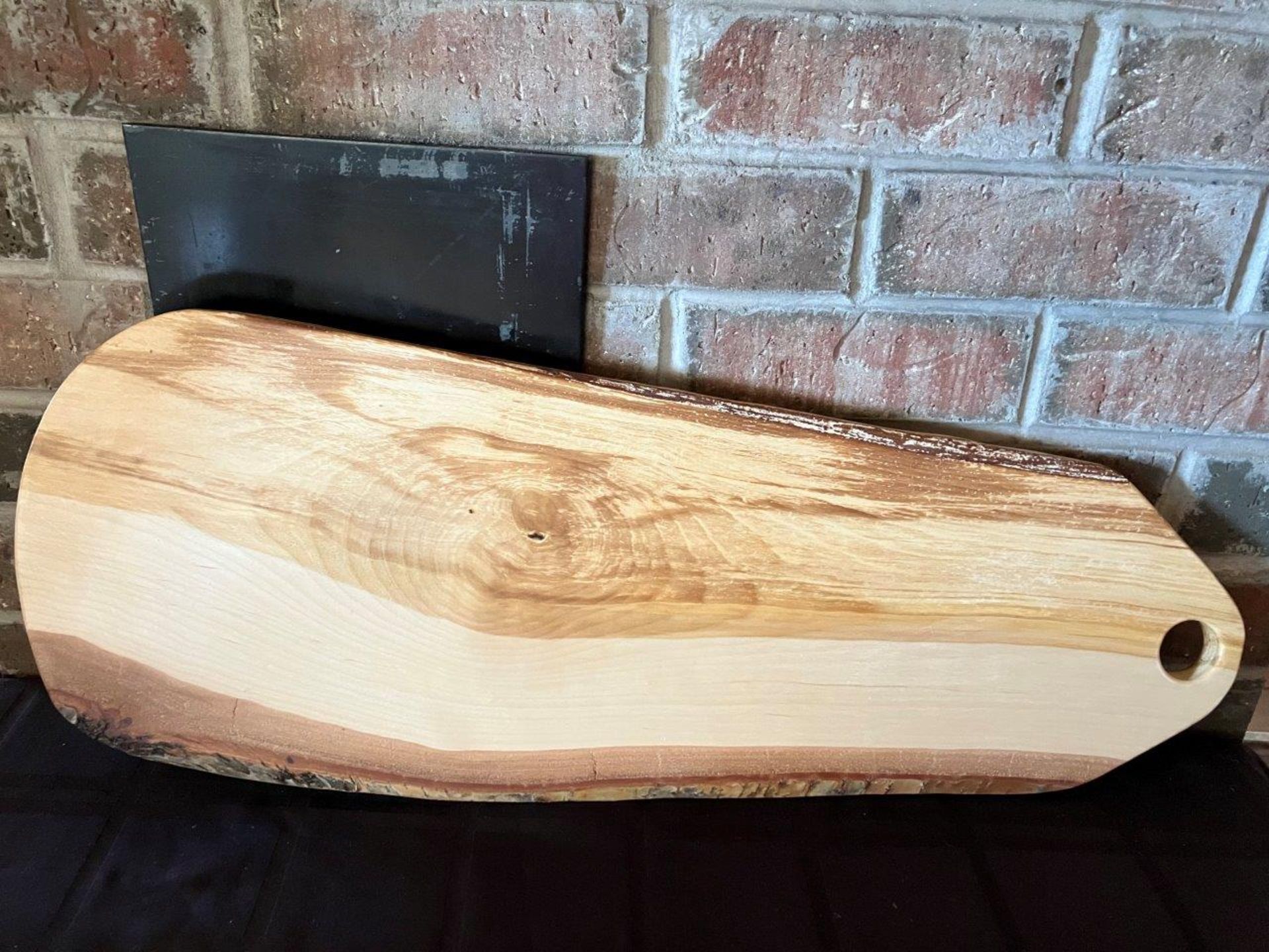 BIRCH CHARCUTERIE BOARD WITH 2 HAND CARVED SPOONS - Image 2 of 2