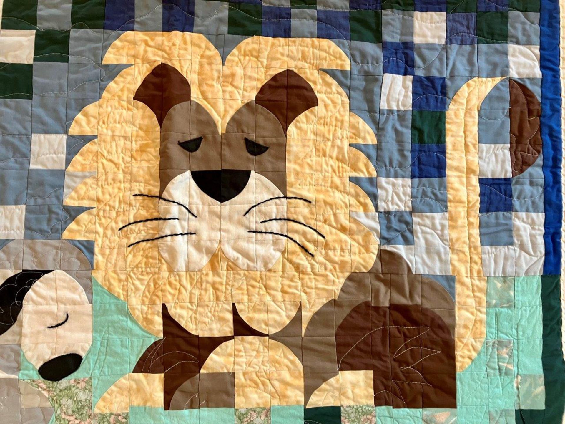 QUILTED WALL HANGING: LION & LAMB - Image 2 of 3