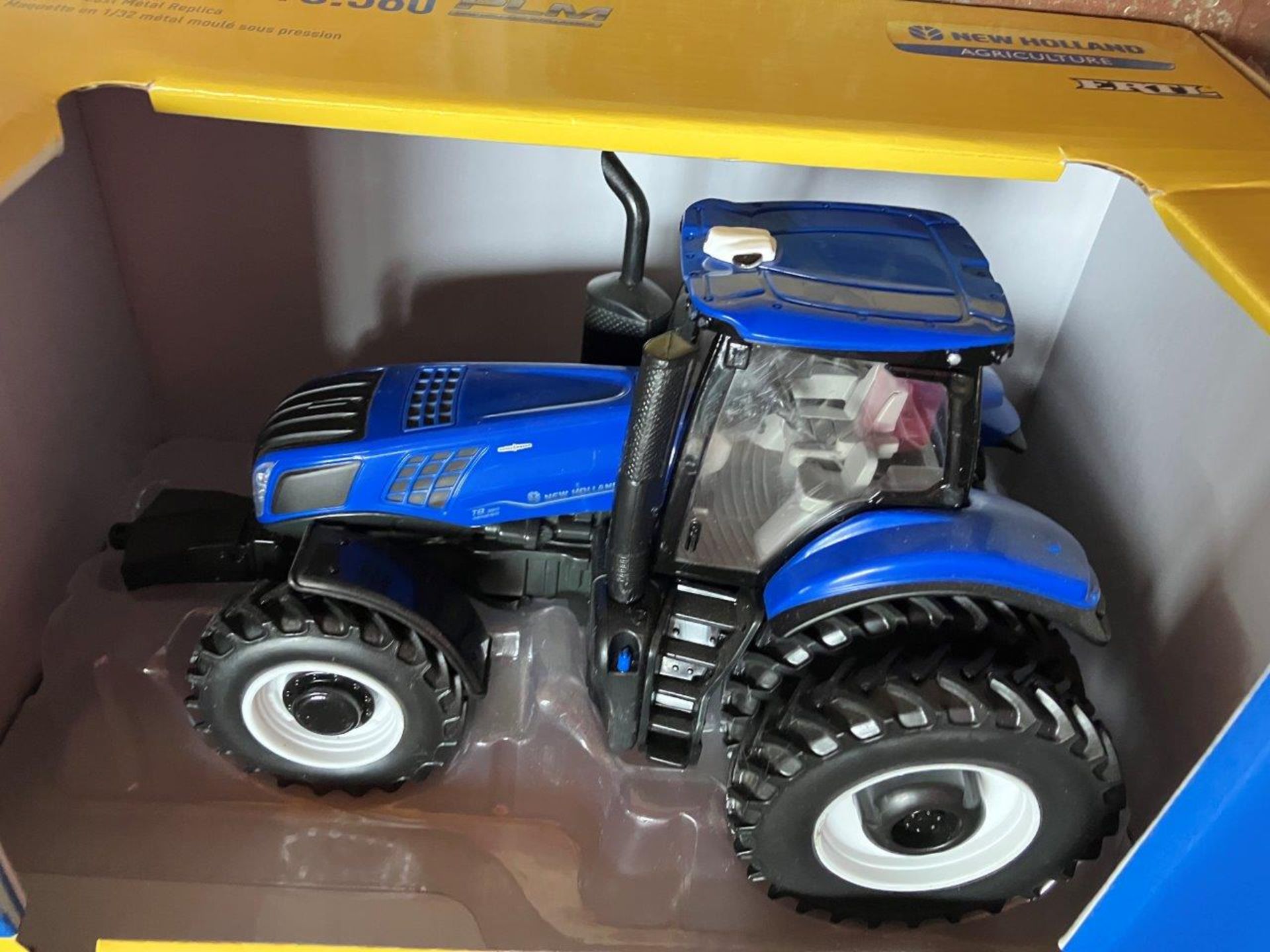 TOMY NEW HOLLAND GENESIS T8.380 DIE- CAST REPLICA TOY TRACTOR - Image 3 of 3