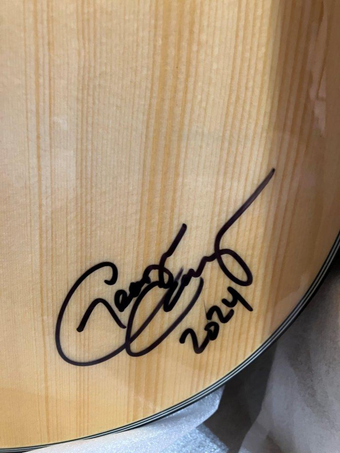 YAHAMA ACOUSTIC GUITAR SIGNED BY COUNTRY MUSICIANS - Image 5 of 5