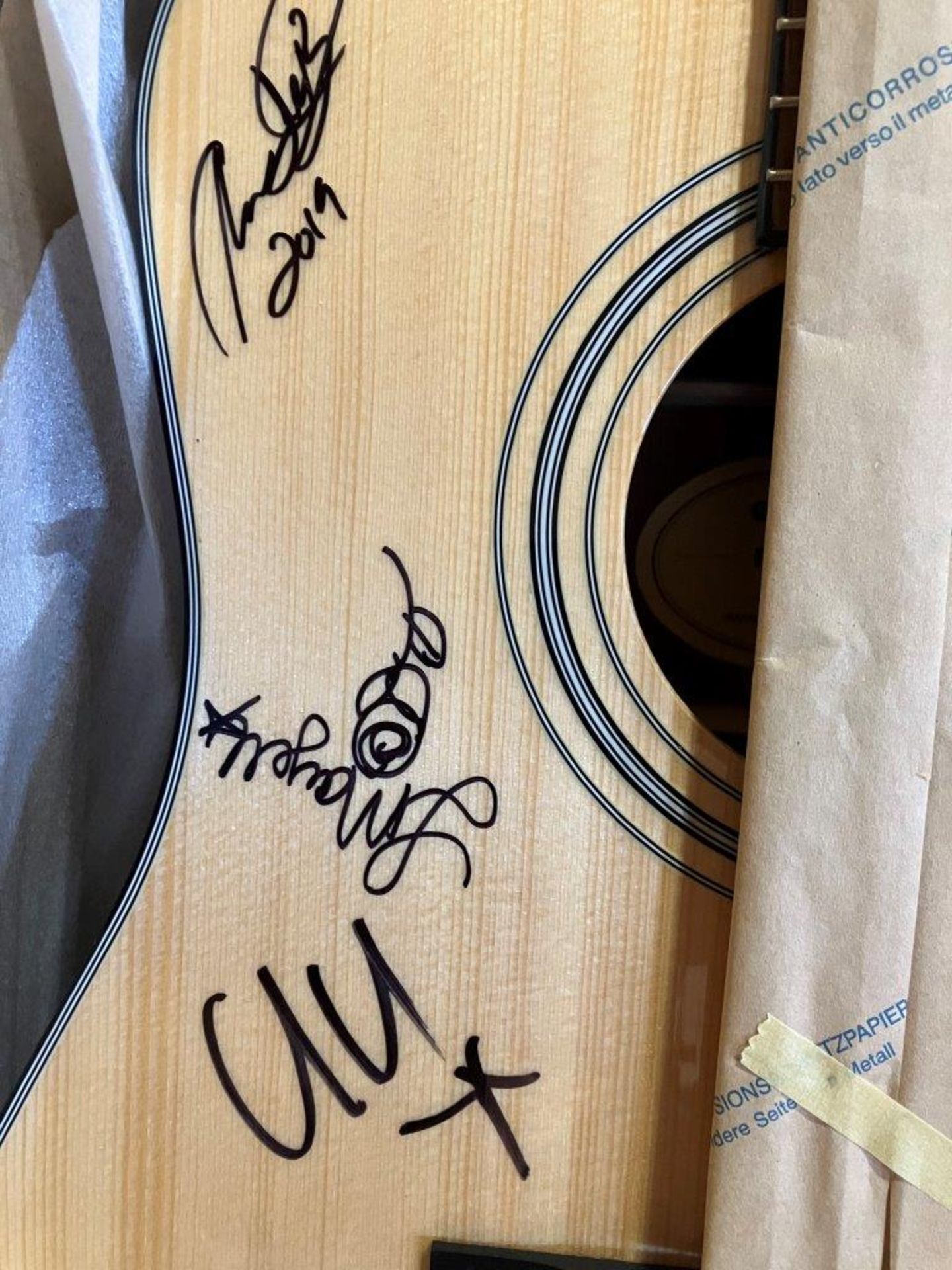 YAHAMA ACOUSTIC GUITAR SIGNED BY COUNTRY MUSICIANS - Image 4 of 5