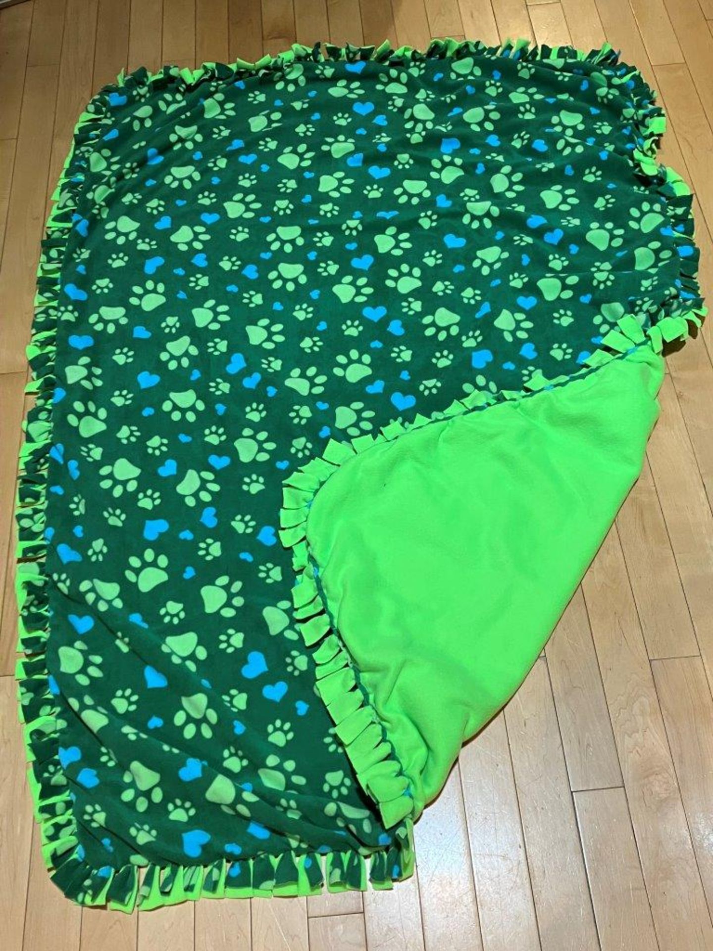 FLEECE PAW PRINT BLANKET - Image 2 of 3