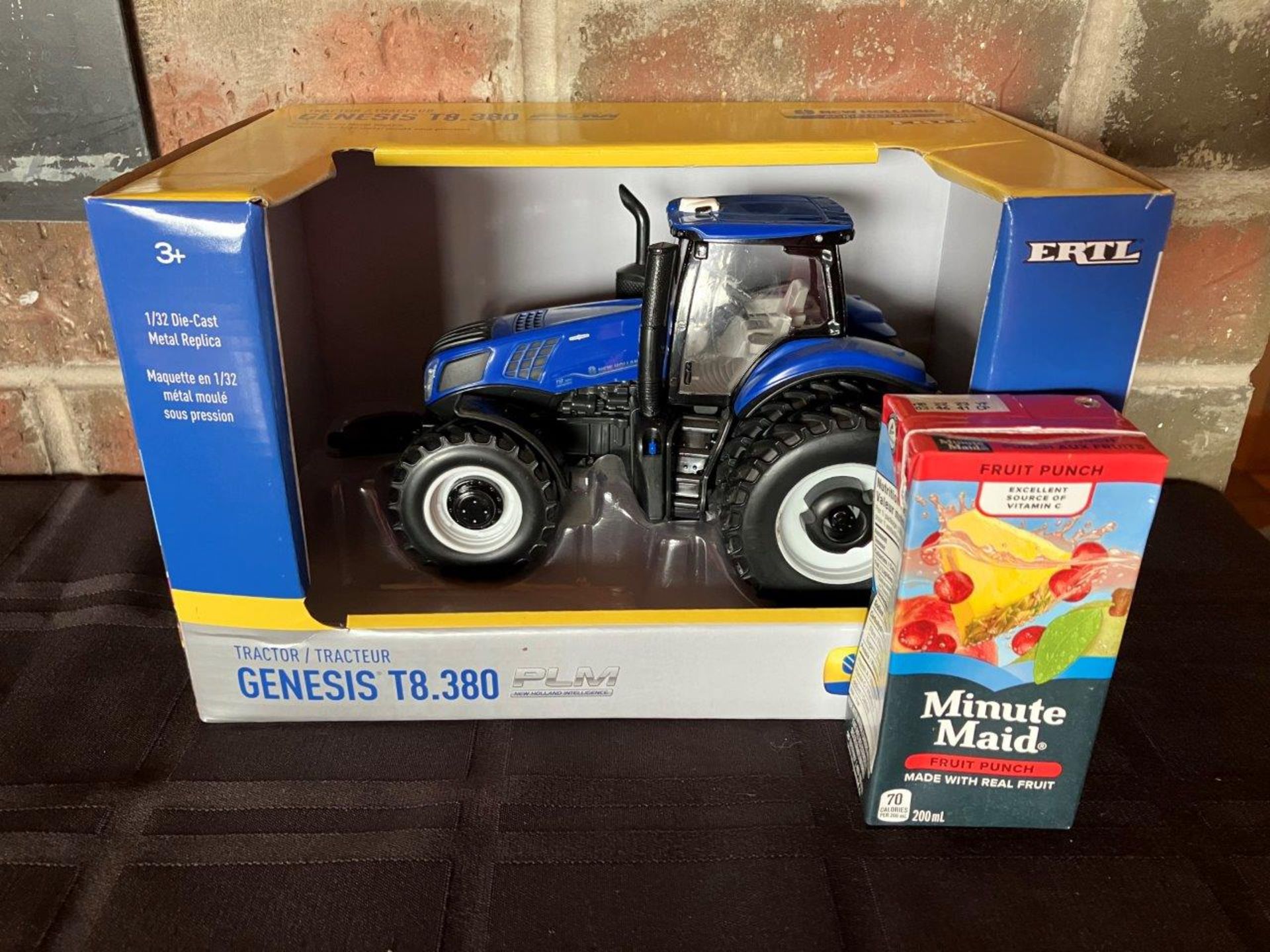 TOMY NEW HOLLAND GENESIS T8.380 DIE- CAST REPLICA TOY TRACTOR