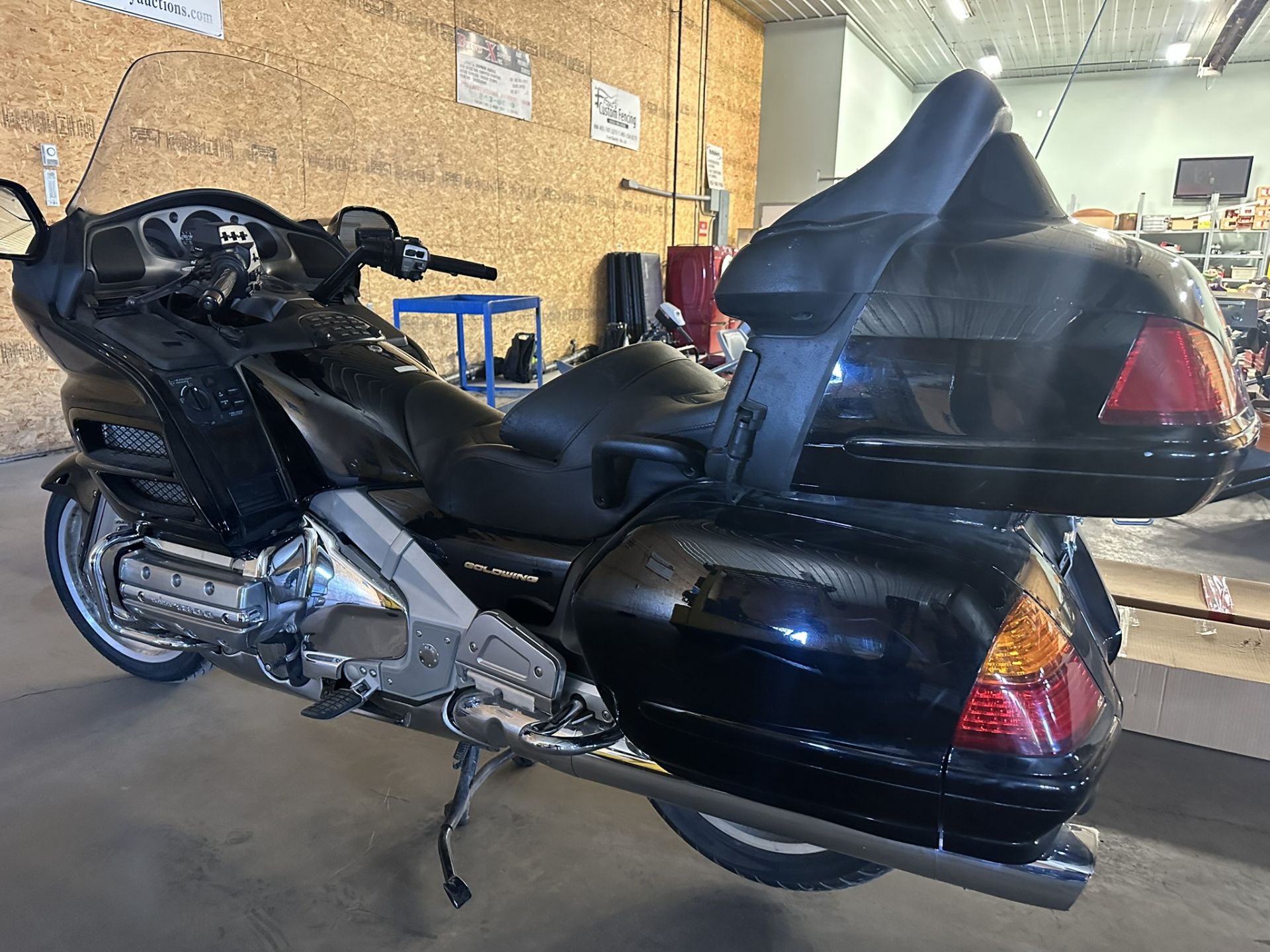 2001 HONDA GOLDWING GL1800A MOTORCYLE 1800CC, 13,352 KM SHOWING, W/ REVERSE, ADJUSTABLE SUSPENSION - Image 2 of 9