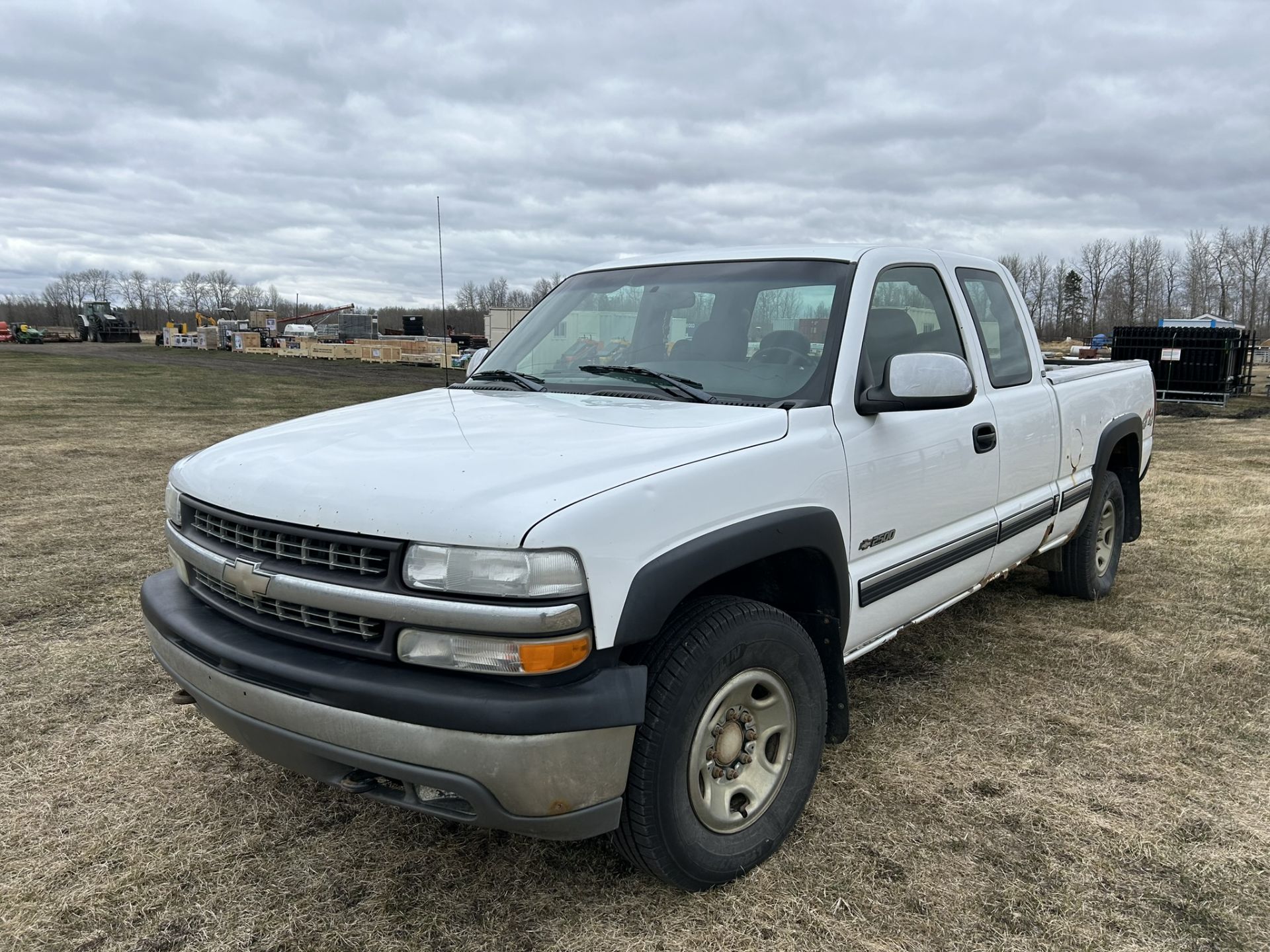 2001 CHEVROLET 2500 LS P/U TRUCK, EXTENDED CAB, SHORTS BOX, V8, 4WD, AT, 333,705 KM'S SHOWING - Image 2 of 11