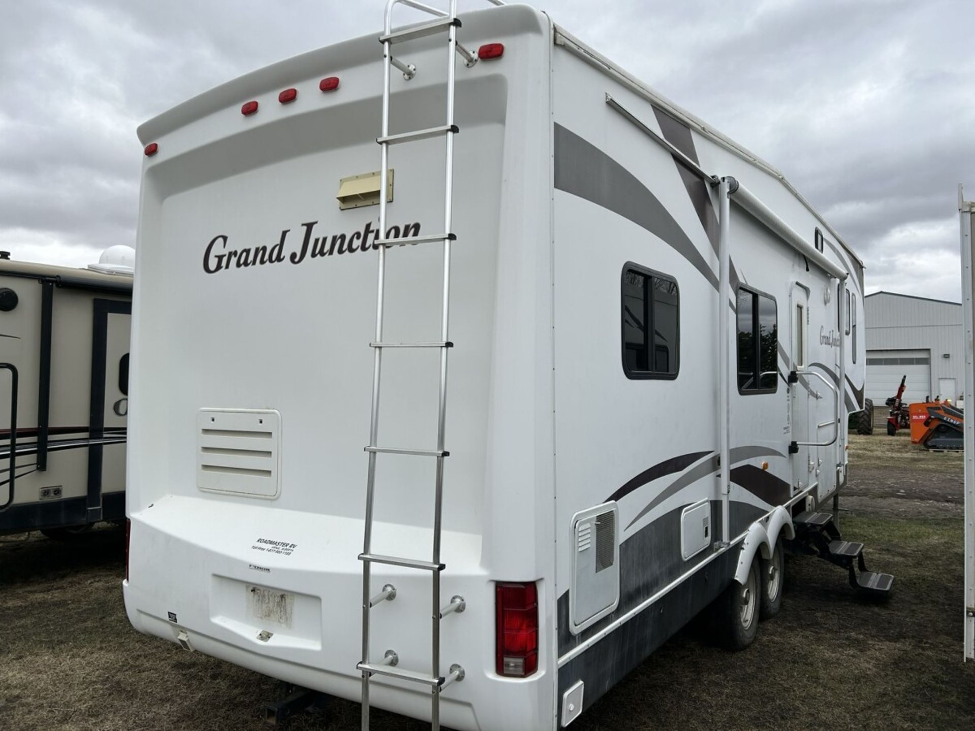 2007 GRAND JUNCTION 29DRK BY DUTCHMEN - DOUBLE SLIDE, AWNING, AC, REAR KITCHEN, FRONT QUEEN - Image 5 of 16