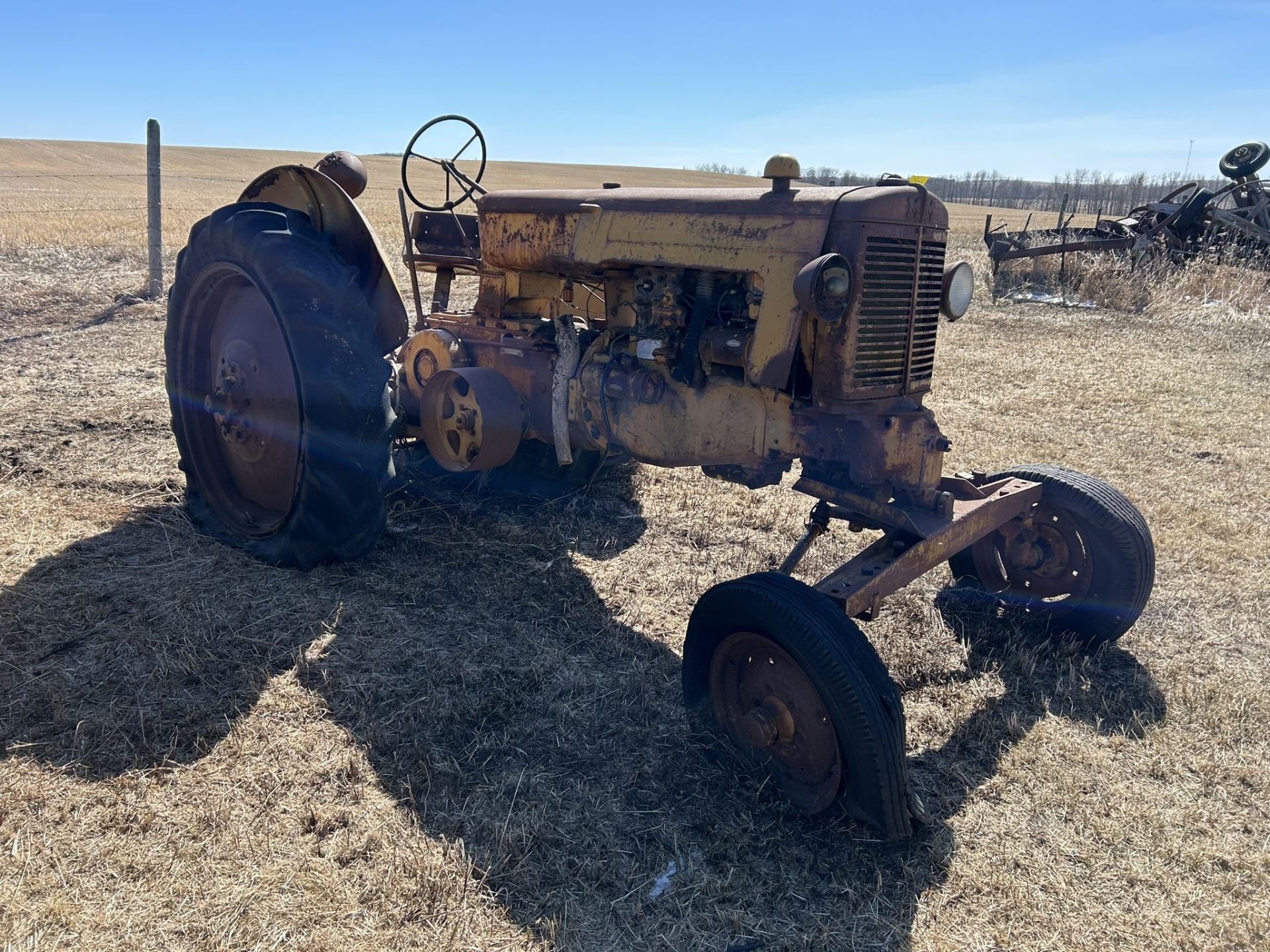 **OFFSITE** 1944 MINNEAPOLIS MOLINE MOD. 7AE TRACTOR S/N 0094900101 - LOCATED 40515 RANGE ROAD - Image 2 of 5