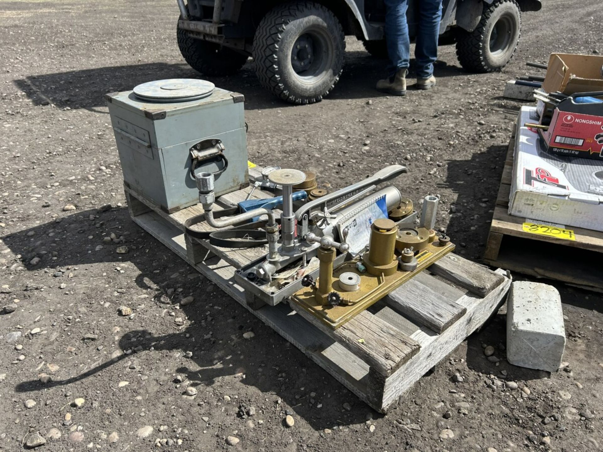 GAUGE EQUIPMENT: CHANDLER ENGINEERING CO. S/N: 9320, TWIN SEAL PRESSURE TEST UNIT S/N: 363-19 - Image 2 of 10