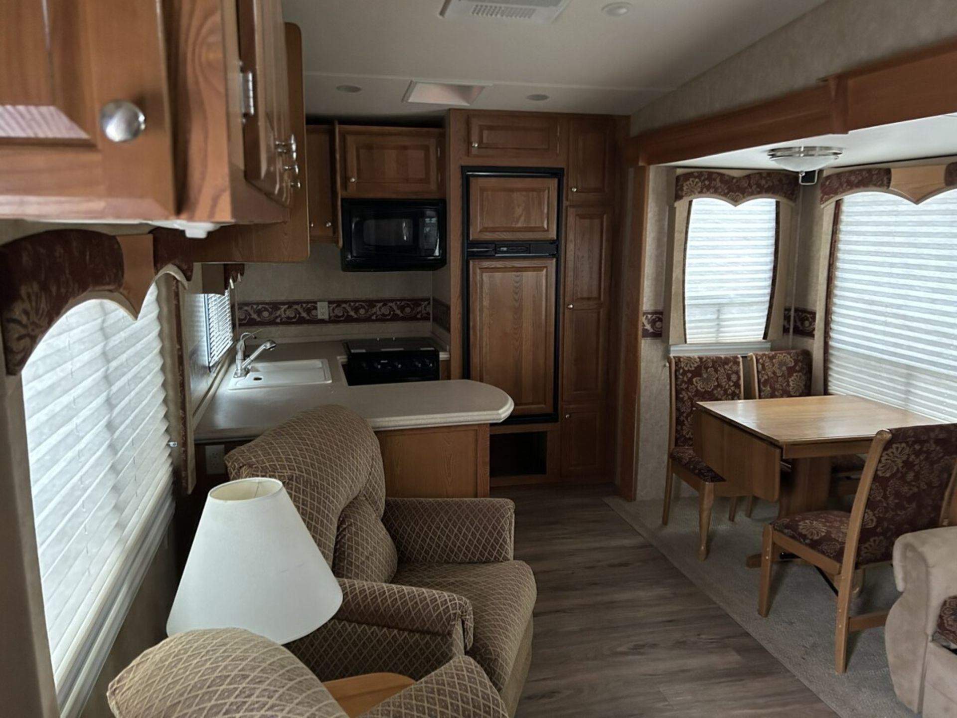 2007 GRAND JUNCTION 29DRK BY DUTCHMEN - DOUBLE SLIDE, AWNING, AC, REAR KITCHEN, FRONT QUEEN - Image 9 of 16