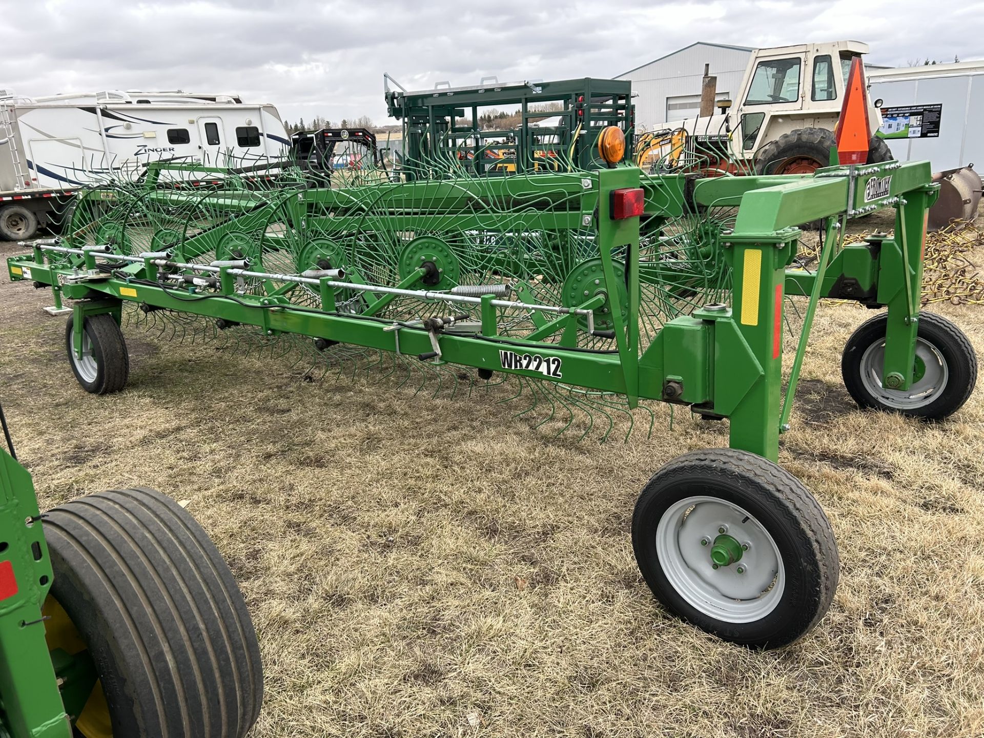 FRONTIER WR2212-12 WHEEL HYD. V-RAKE S/N XFWR22X001060 ** VERY GOOD CONDITION, LOW ACRES** - Image 3 of 6