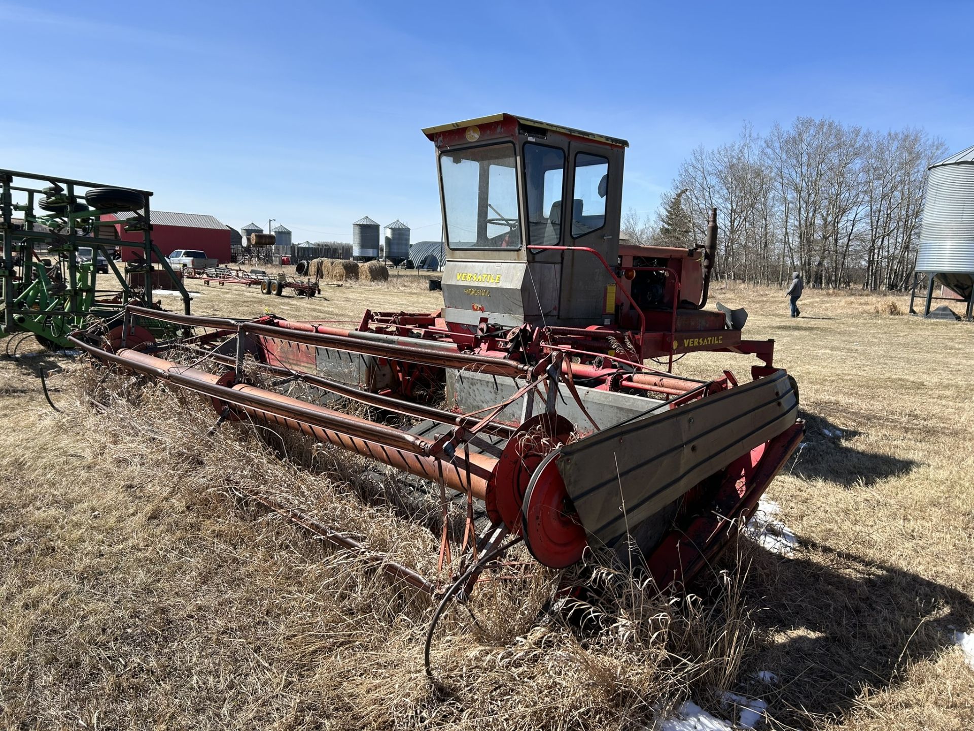 **OFFSITE** 1979 VERSATILE 400 HYDROSTATIC SWATHER W/ 20 FT HEADER S/N 048283 (RUNNING WHEN - Image 2 of 6