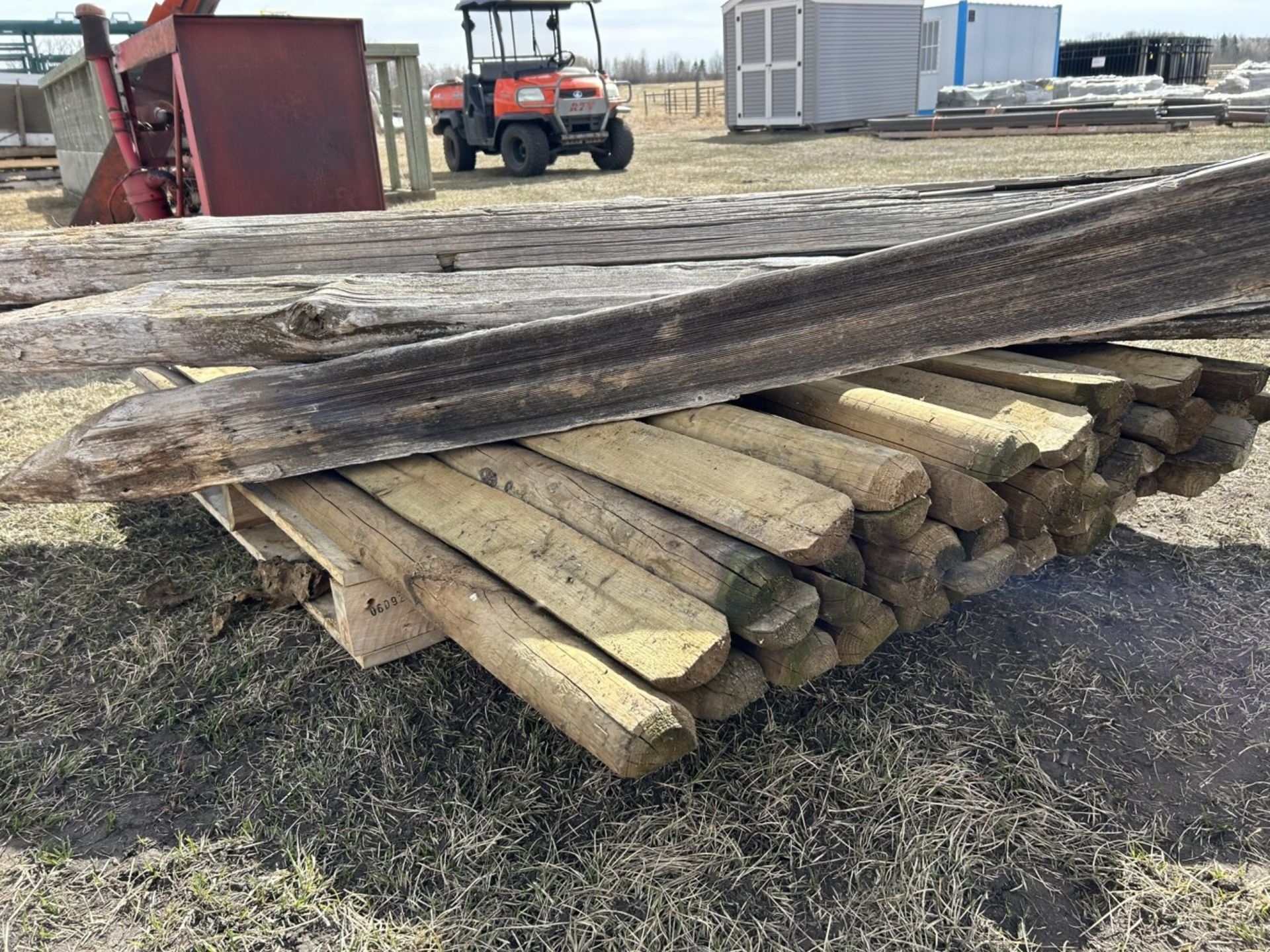 L/O - SPLIT POSTS, USED CEDAR POSTS - Image 3 of 5