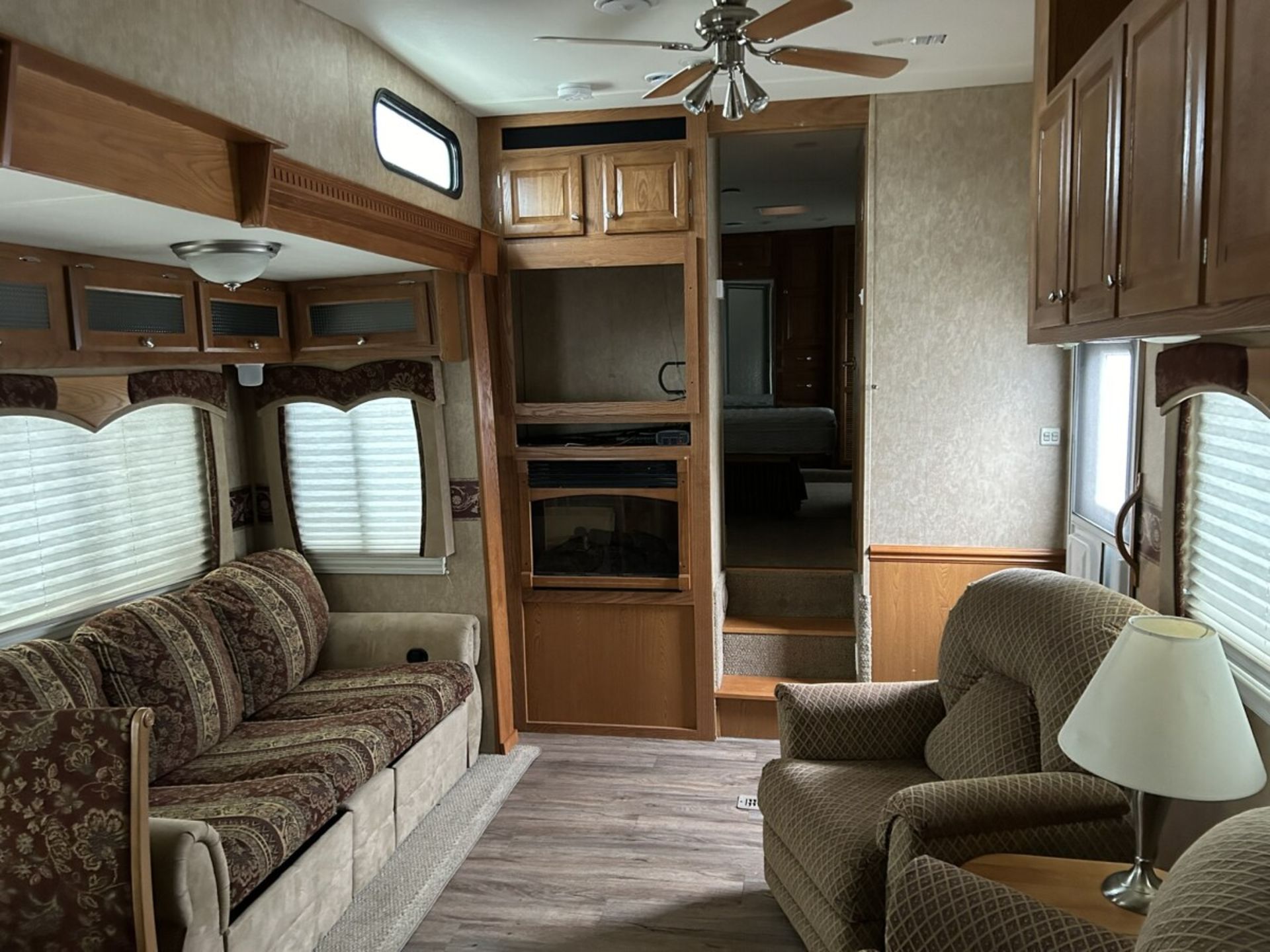 2007 GRAND JUNCTION 29DRK BY DUTCHMEN - DOUBLE SLIDE, AWNING, AC, REAR KITCHEN, FRONT QUEEN - Image 10 of 16