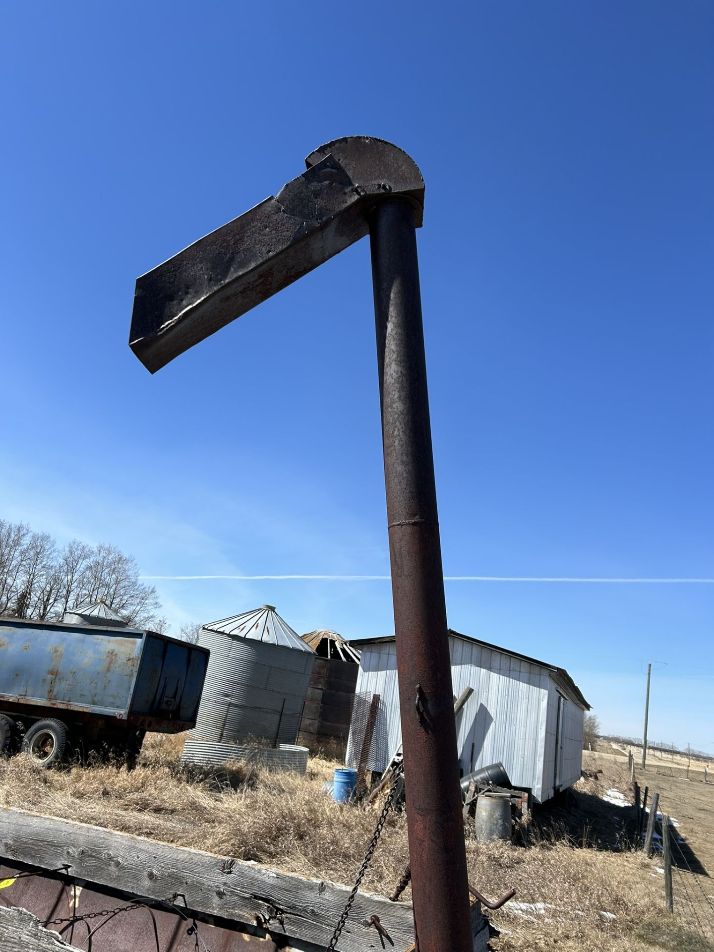 **OFFSITE** ANTIQUE CUSTOM GRAIN CART - LOCATED 40515 RANGE ROAD 245, CLIVE, AB, VEIWING AND REMOVAL - Image 4 of 8