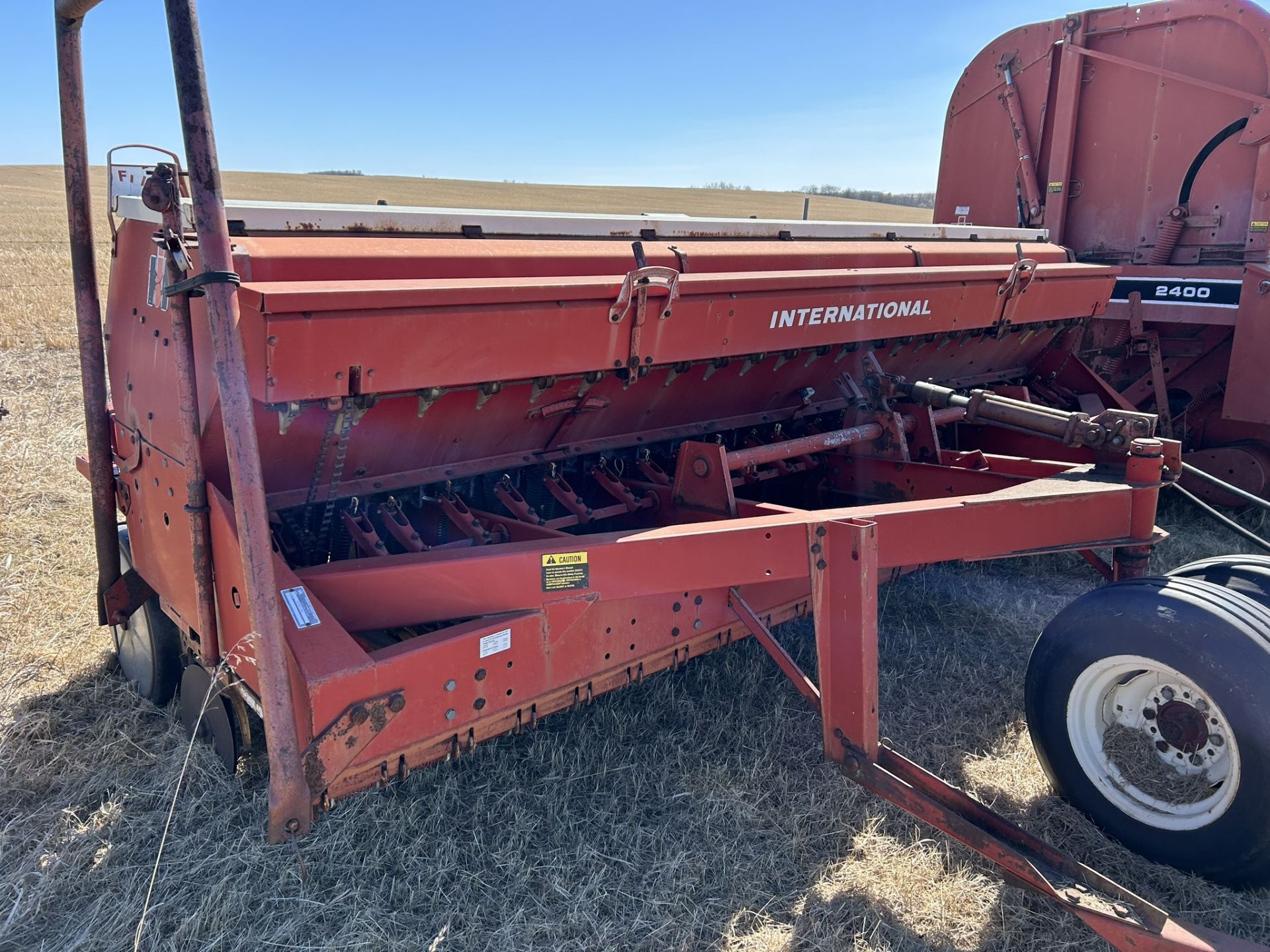 **OFFSITE** INTERNATIONAL 620 12 FT DD SEED PRESS DRILL S/N 03901721012945 - LOCATED 40515 RANGE ROA - Image 3 of 5