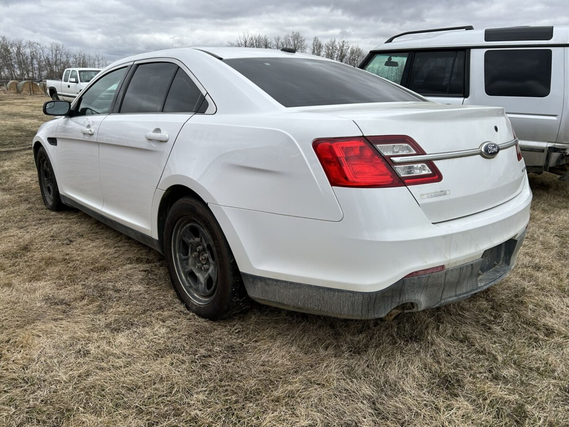 2013 FORD TAURUS POLICE INTERCEPTOR, V6 GAS ENG., A/T, CLOTH INTERIOR, DAMAGE HOOD, S/N - Image 4 of 14