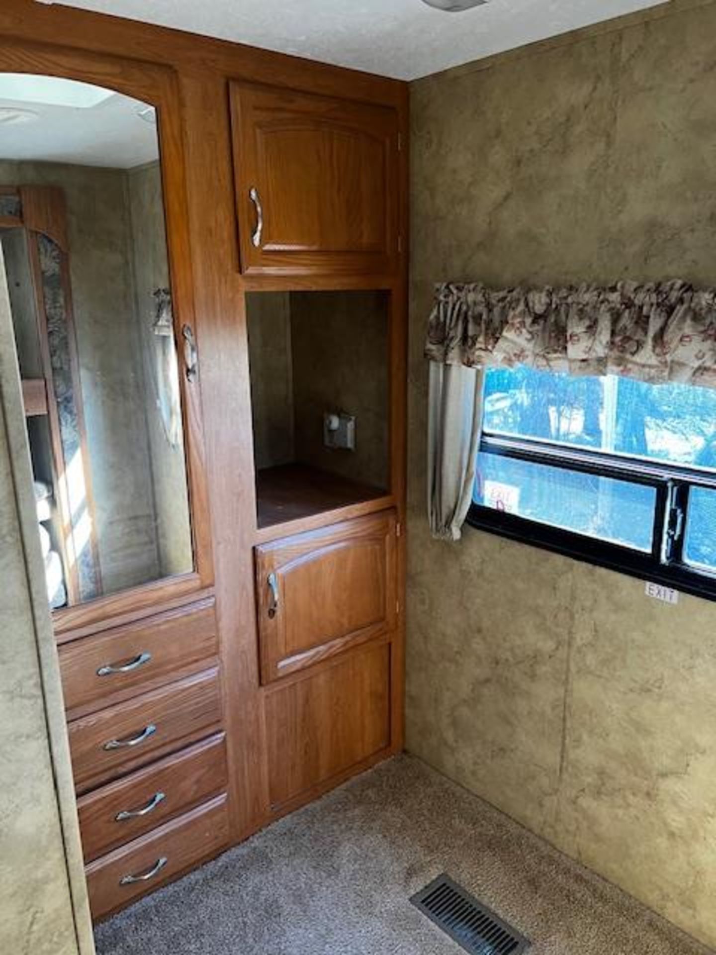 2008 COUGAR 304 VHS 30' TRAVEL TRAILER W/2 S/O, WINTERIZED, S/N: 4YDT304288C507042 - Image 15 of 20