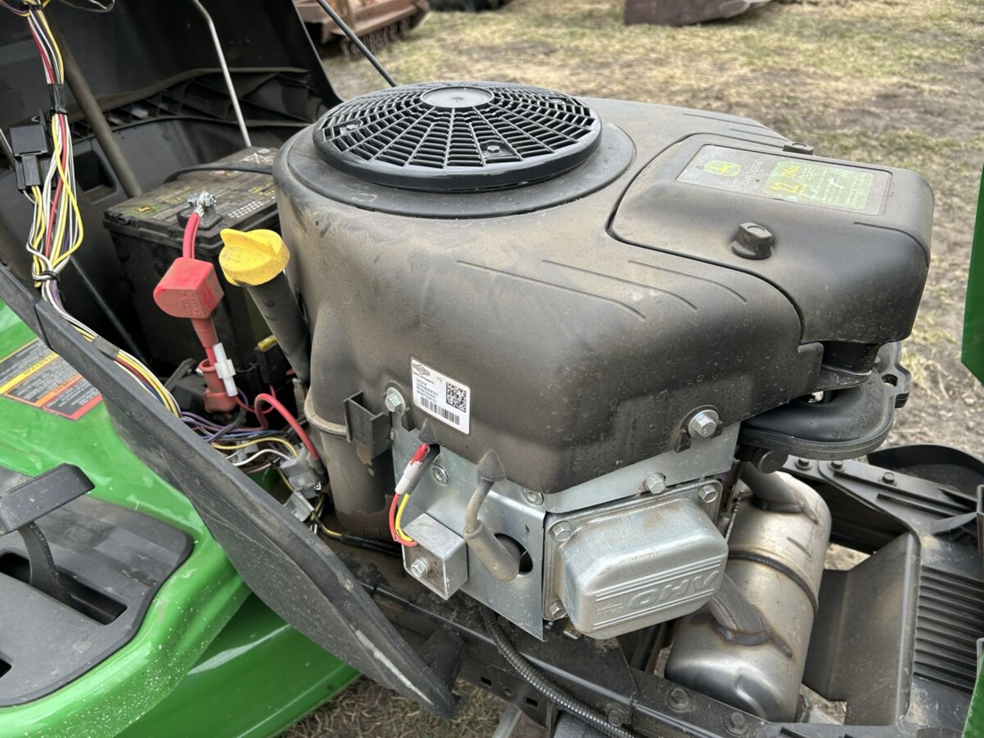 JD S130 LAWN TRACTOR W/42" DECK, BAGGER, 22HRS S/N: 1GXSI30BUNP200027 - Image 8 of 9