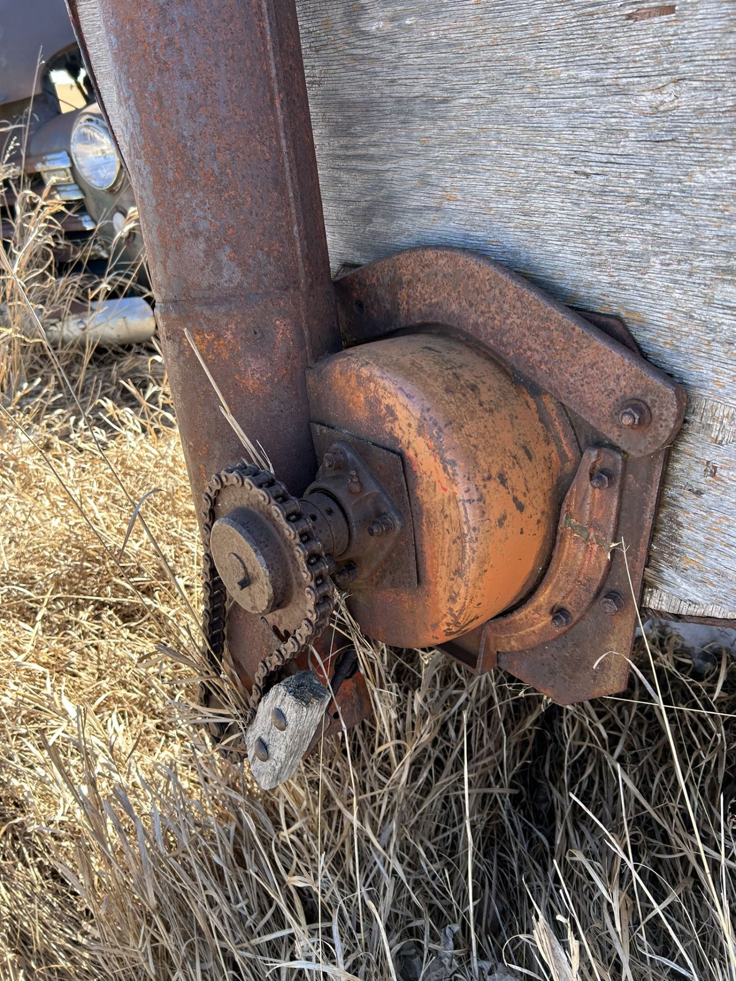 **OFFSITE** ANTIQUE CUSTOM GRAIN CART - LOCATED 40515 RANGE ROAD 245, CLIVE, AB, VEIWING AND REMOVAL - Image 7 of 8