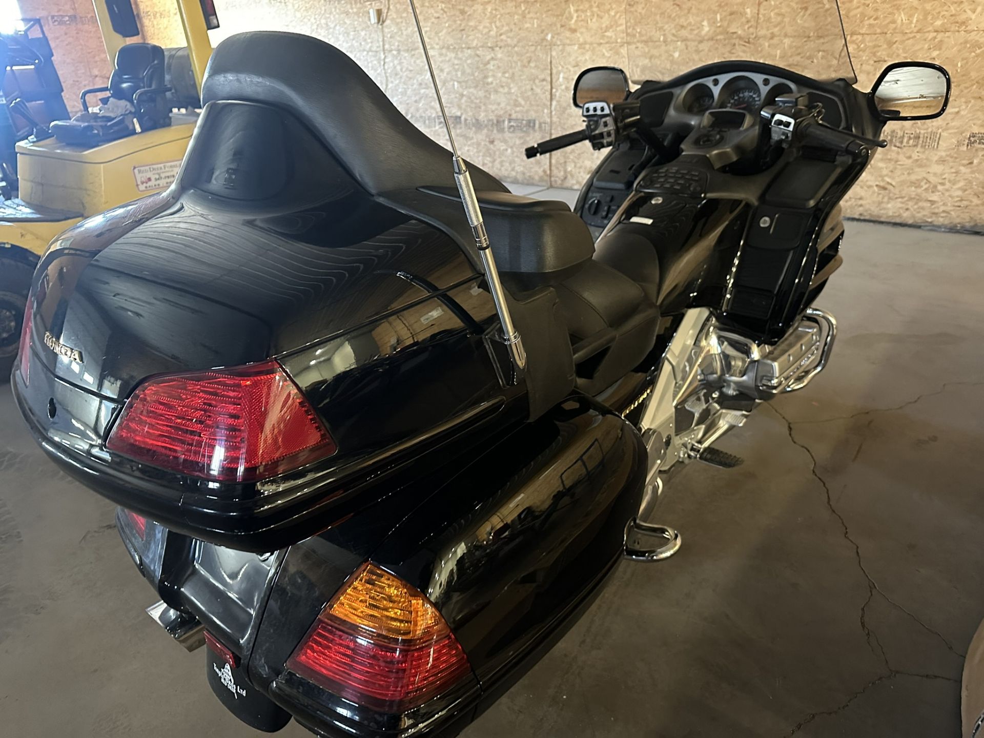 2001 HONDA GOLDWING GL1800A MOTORCYLE 1800CC, 13,352 KM SHOWING, W/ REVERSE, ADJUSTABLE SUSPENSION - Image 6 of 9