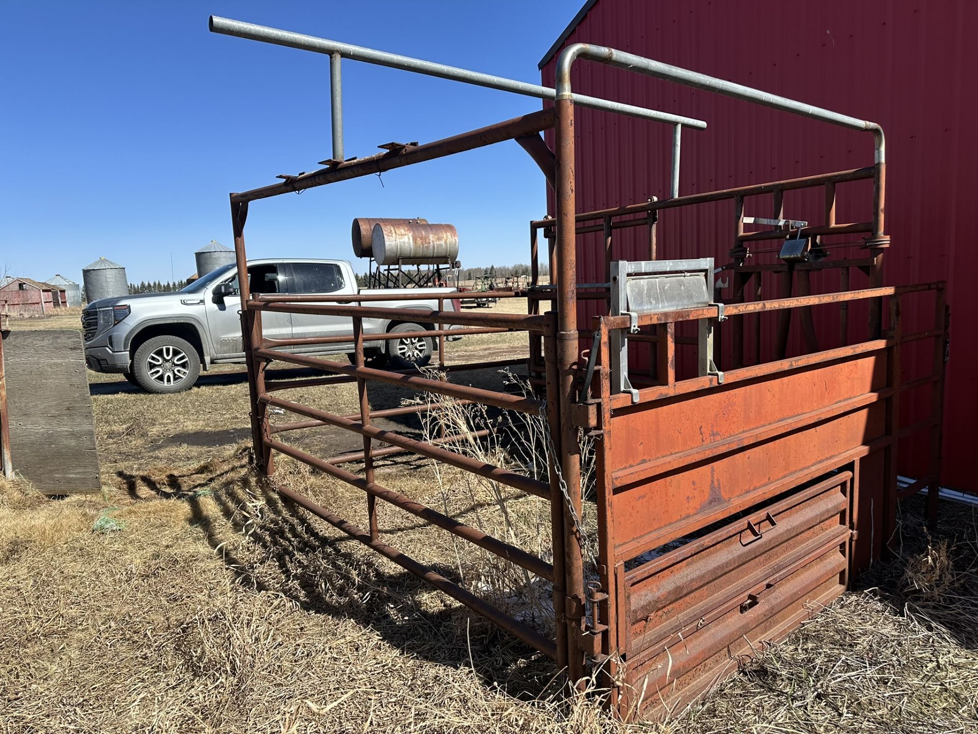 **OFFSITE** CALVING MATERNITY PEN W/ HEAD GATE - LOCATED 40515 RANGE ROAD 245, CLIVE, AB, VEIWING - Image 3 of 6