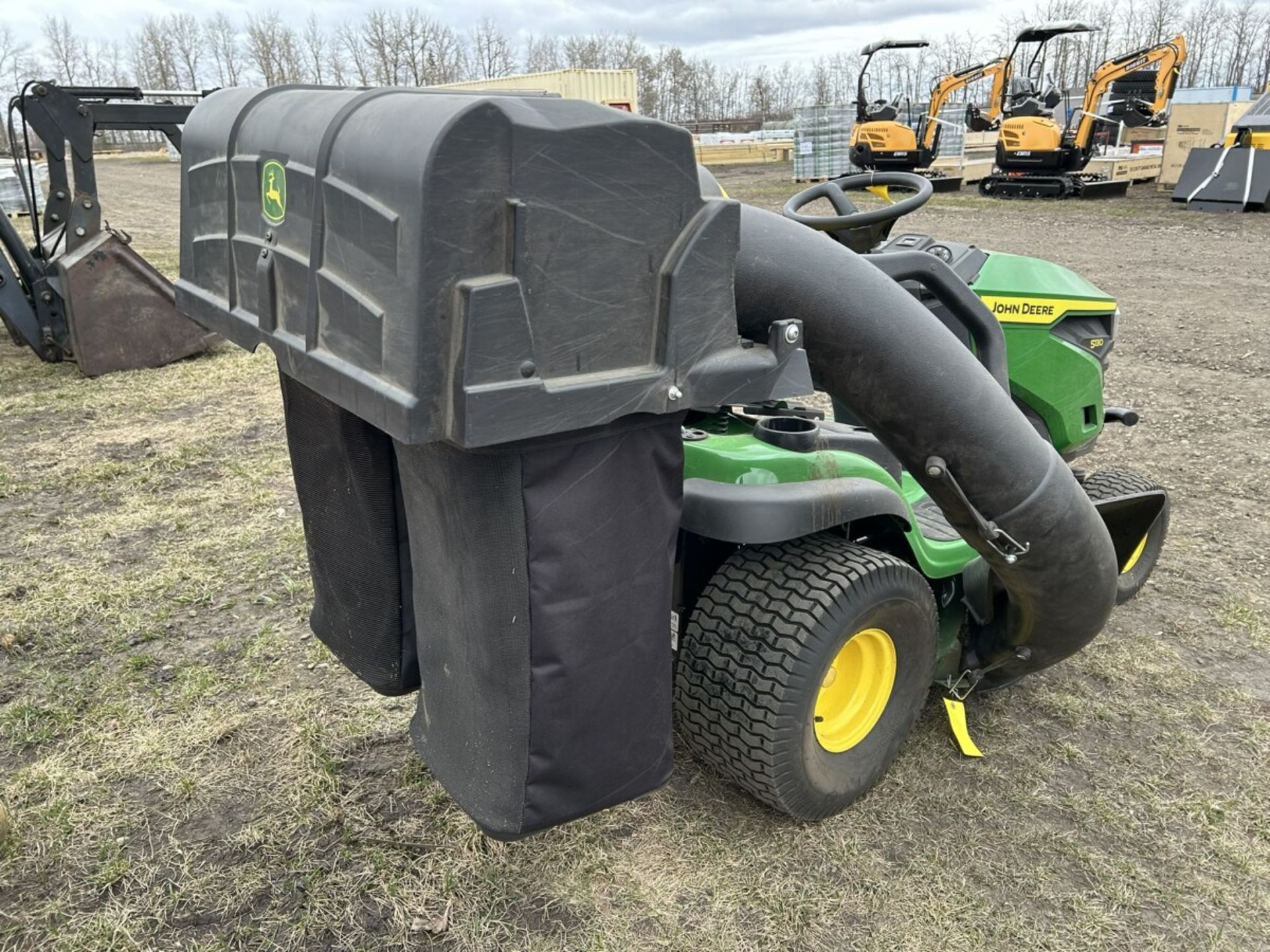 JD S130 LAWN TRACTOR W/42" DECK, BAGGER, 22HRS S/N: 1GXSI30BUNP200027 - Image 5 of 9