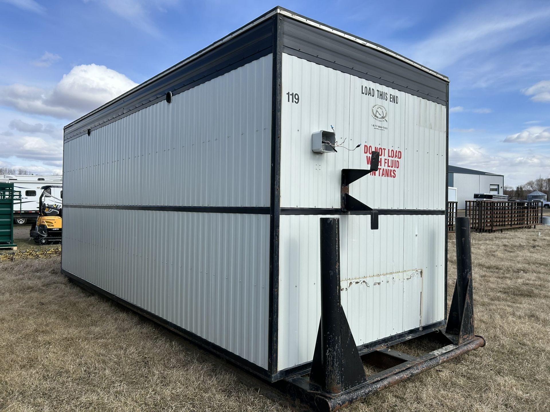 SKIDDED SEWAGE CONTAINMENT BUILDING, HEATED, 13 M3 CAPACITY, 30AMP/1PH, 8'-4"X23'X9' H, S/N - Image 2 of 10