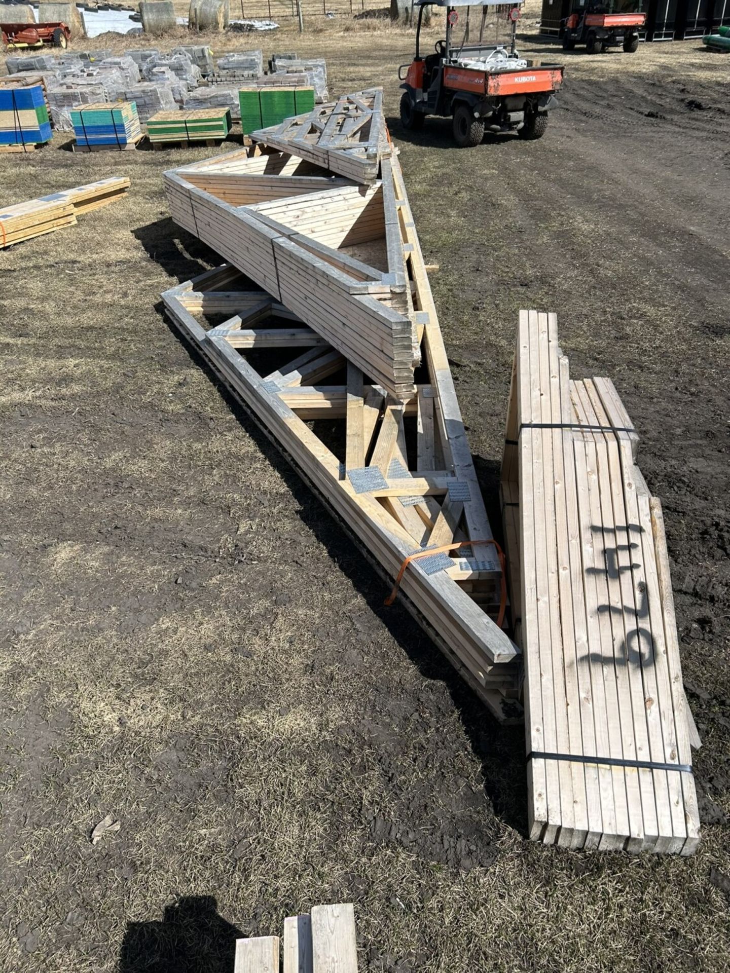 PACKAGE OF WOOD TRUSSES - 25'6" OVERALL, 7'-4 1/2" TO PEAK 12" HEEL, 30FT TRUSSES ON BOTTOM OF STACK