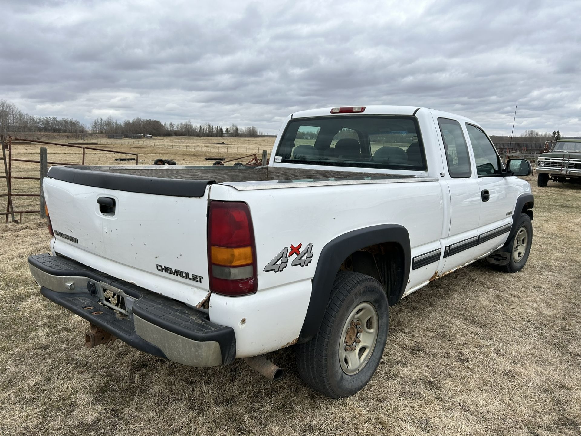 2001 CHEVROLET 2500 LS P/U TRUCK, EXTENDED CAB, SHORTS BOX, V8, 4WD, AT, 333,705 KM'S SHOWING - Image 4 of 11