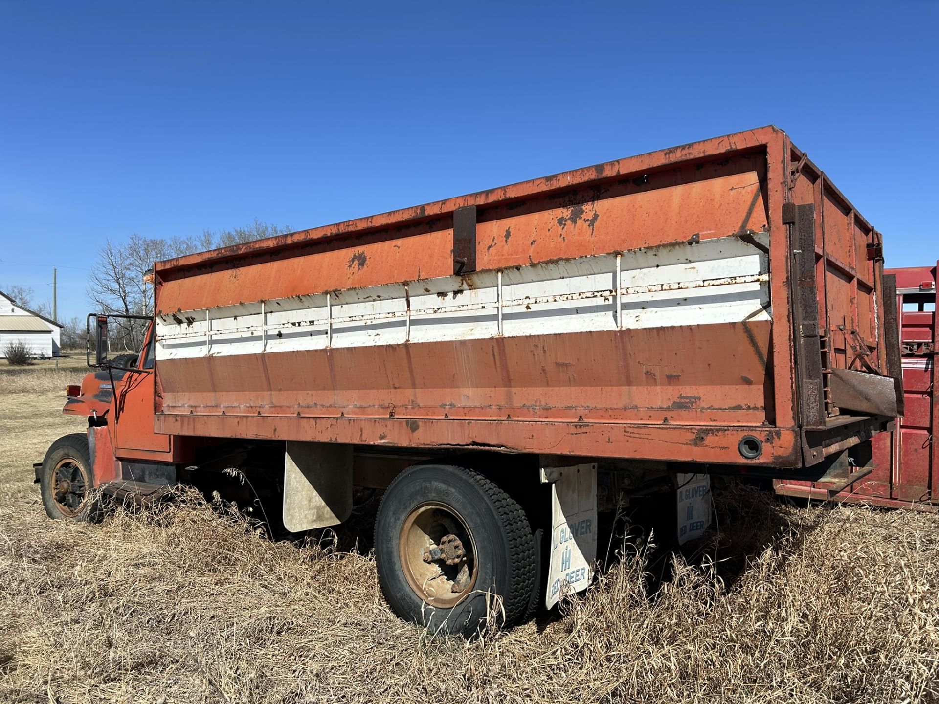 **OFFSITE** IHC 1700 LOADSTAR S/A GRAIN TRUCK, 25,160 LB GVW, 112,040 MILES, S/N 10672DCA11711 ( - Image 3 of 8