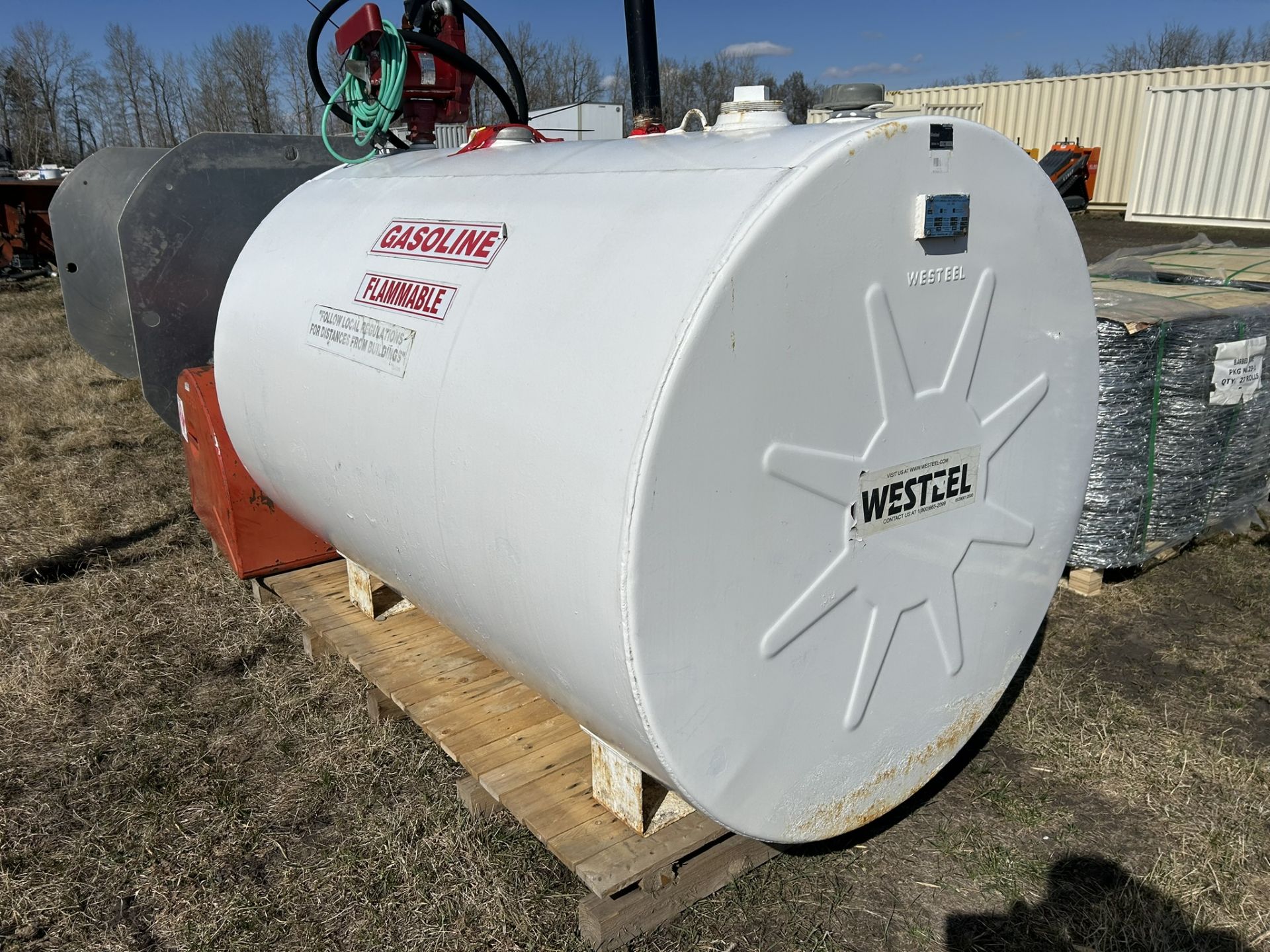 2006 WESTEEL 500 GAL (2273 LITRE) FUEL VAULT W/ FILL-RITE 20 GPM 110V TRANSFER PUMP S/N: 67-06-1982 - Image 4 of 8