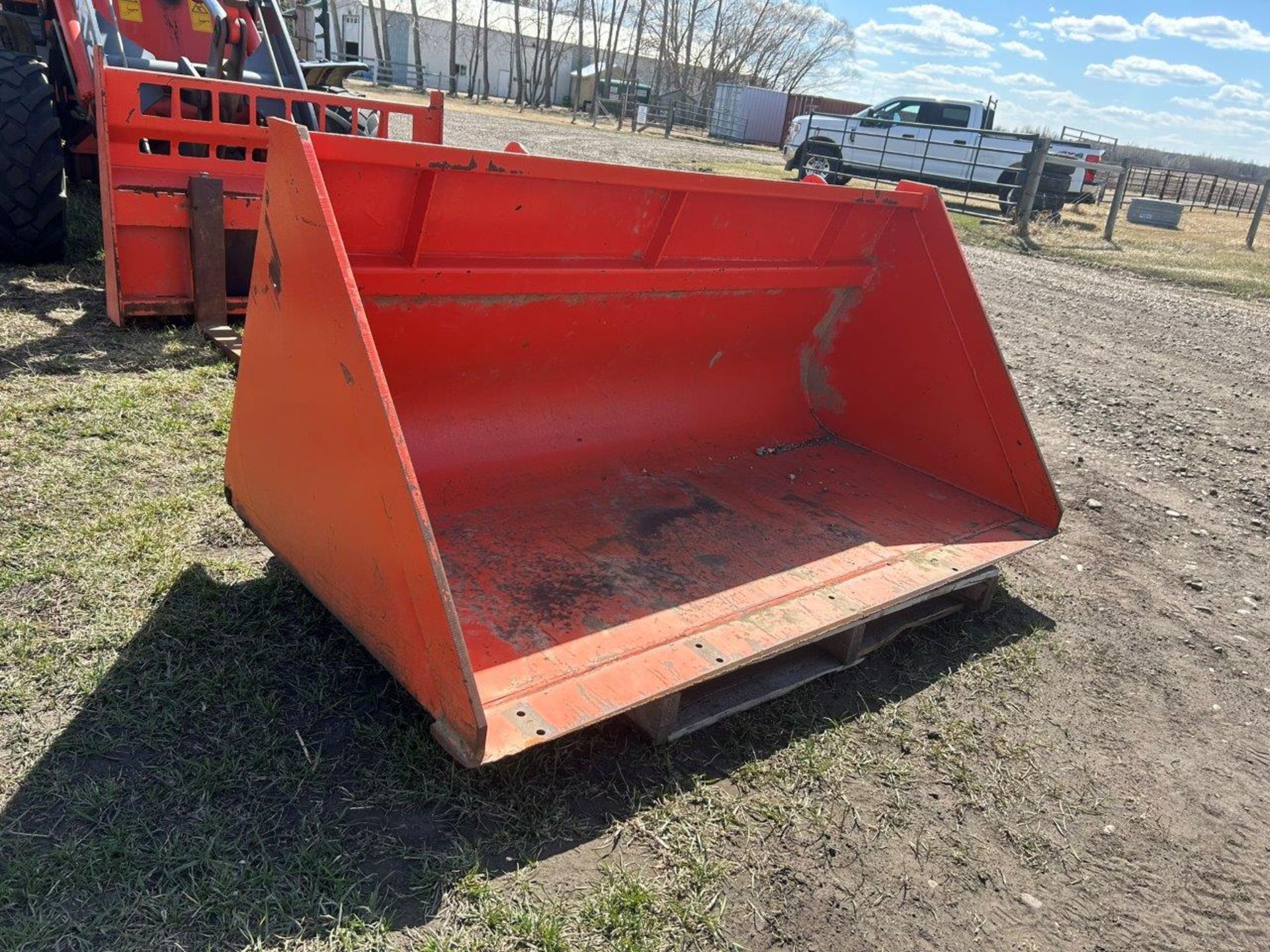 03-2020 EVERUN ER 12 ARTICULATING WHEEL LOADER W/ BUCKET & PALLET FORKS, 20.5/70-16 TIRES, POWER - Image 11 of 12