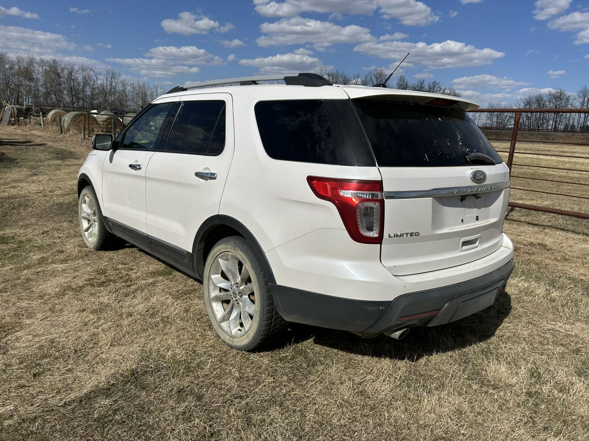 2011 FORD EXPLORER SUV LIMITED, FULL LOAD, AWD. 3.5L V6 - NOTE** TRANS NEEDS REPAIR OR REPLACEMENT - Image 4 of 15