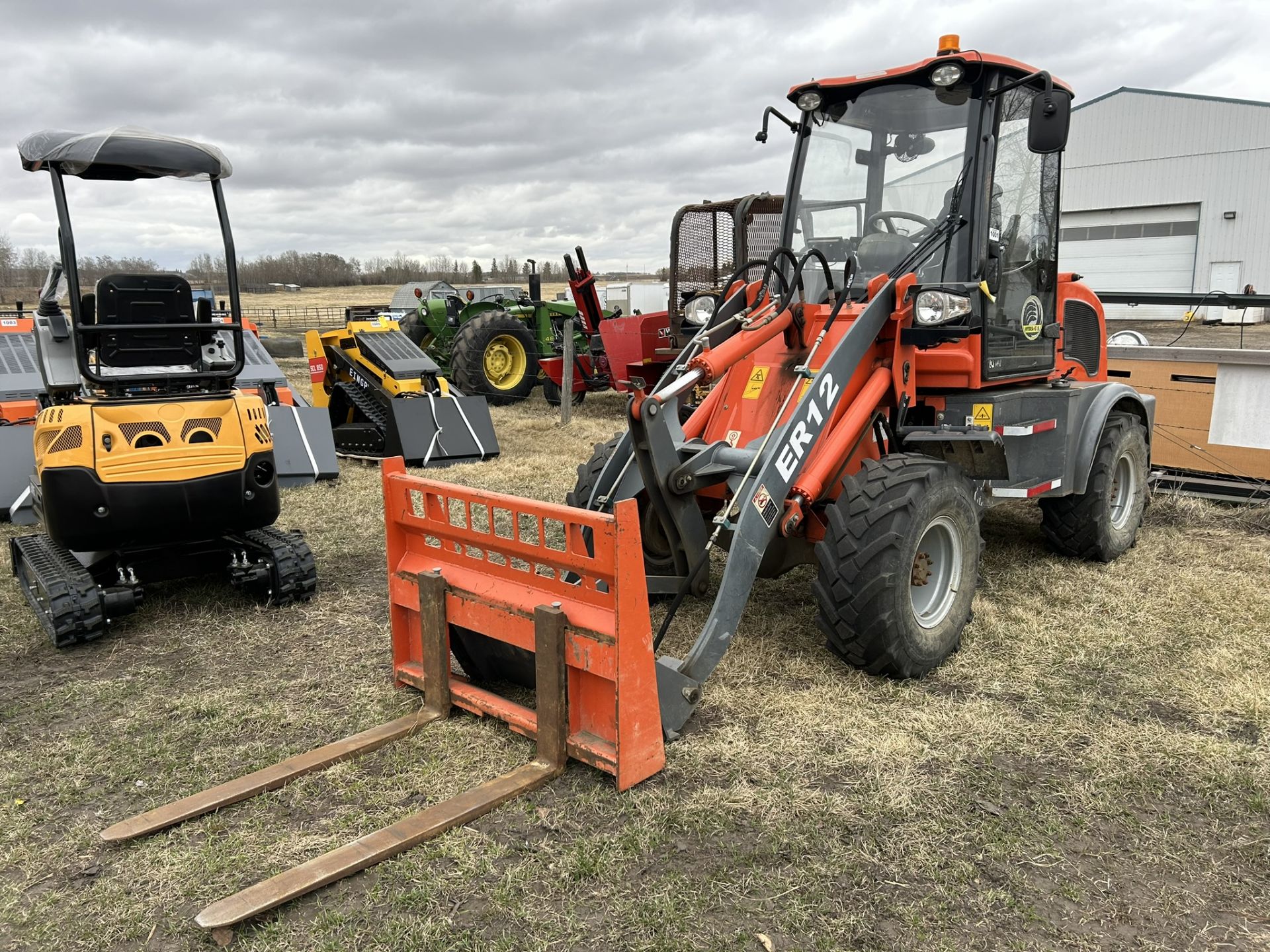 03-2020 EVERUN ER 12 ARTICULATING WHEEL LOADER W/ BUCKET & PALLET FORKS, 20.5/70-16 TIRES, POWER