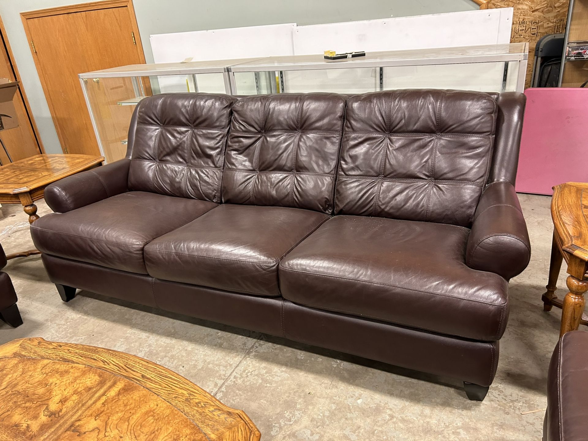 3 PC EXECUTIVE BROWN LEATHER SOFA, LOVESEAT & CHAIR (COFFEE & END TABLES NOT INCLUDED) - Image 5 of 8